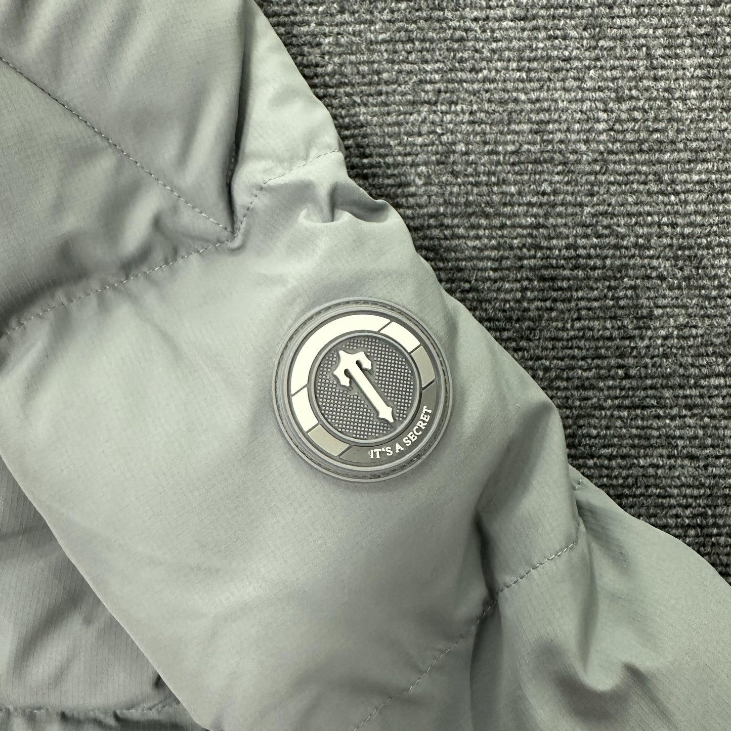 Campera Trapstar Decoded Hooded 2.0 Puffer Gris