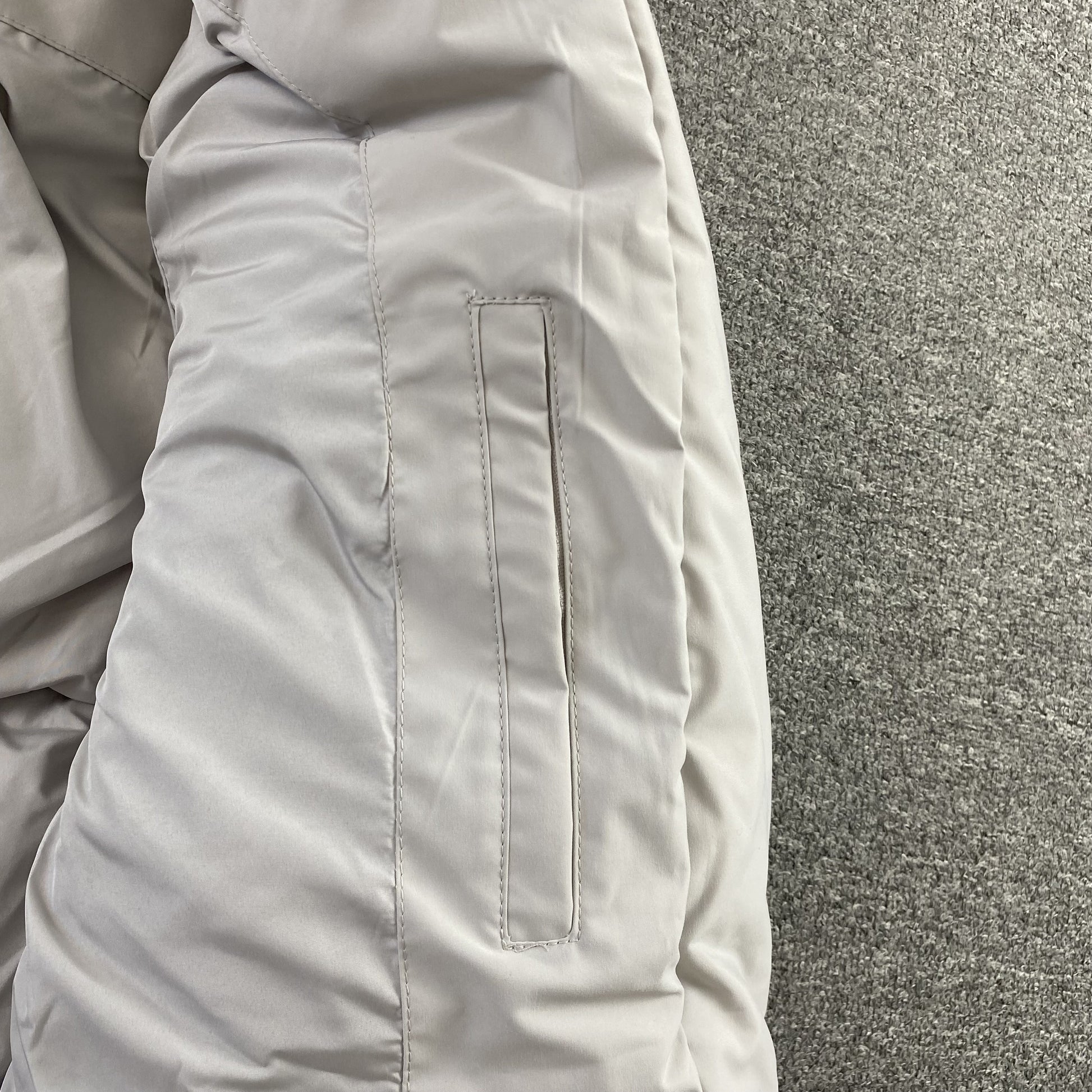 trapstar-hyperdrive-technical-puffer-jacket-light-grey-10-Drip Store Argentina