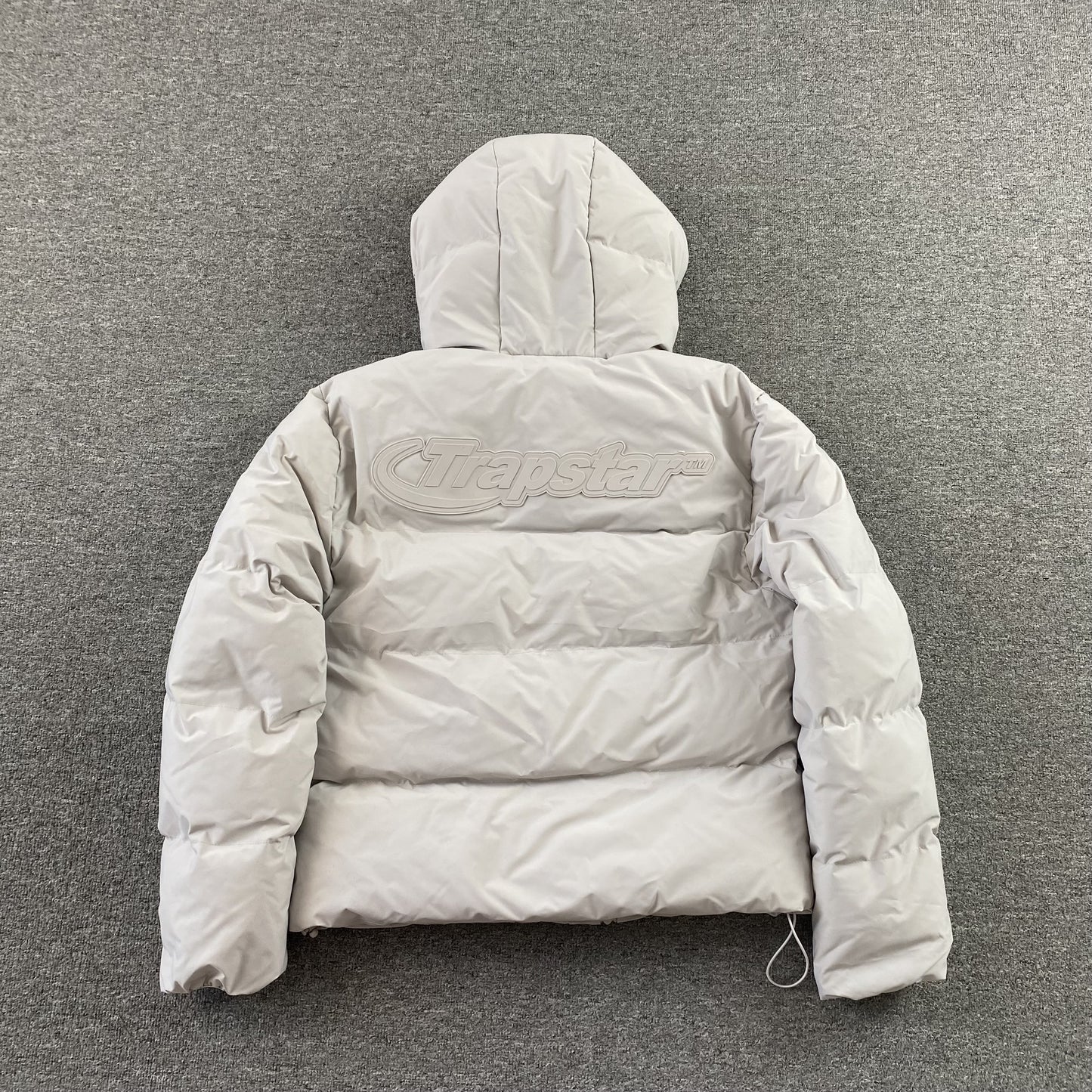 trapstar-hyperdrive-technical-puffer-jacket-light-grey-2-Drip Store Argentina