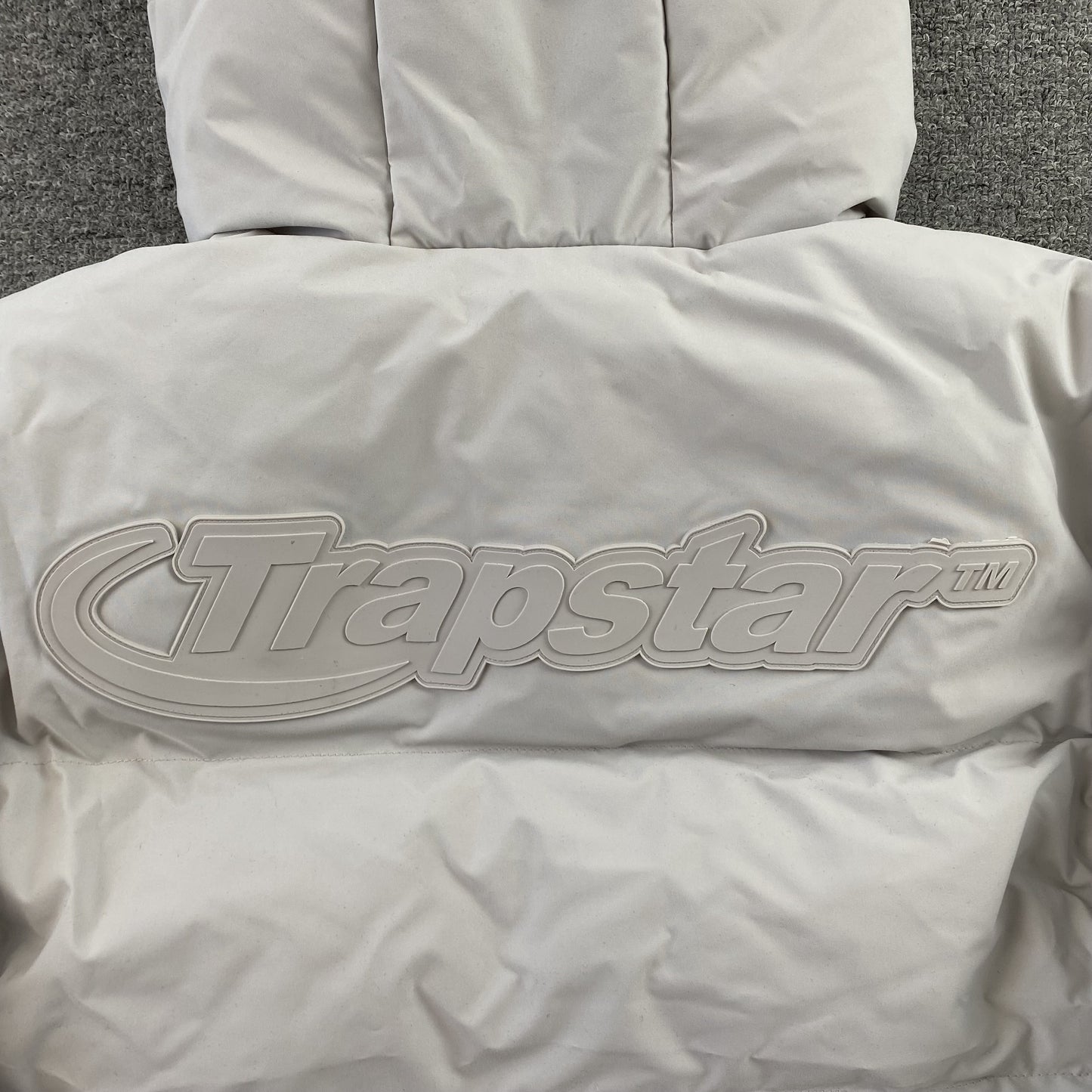 trapstar-hyperdrive-technical-puffer-jacket-light-grey-3-Drip Store Argentina