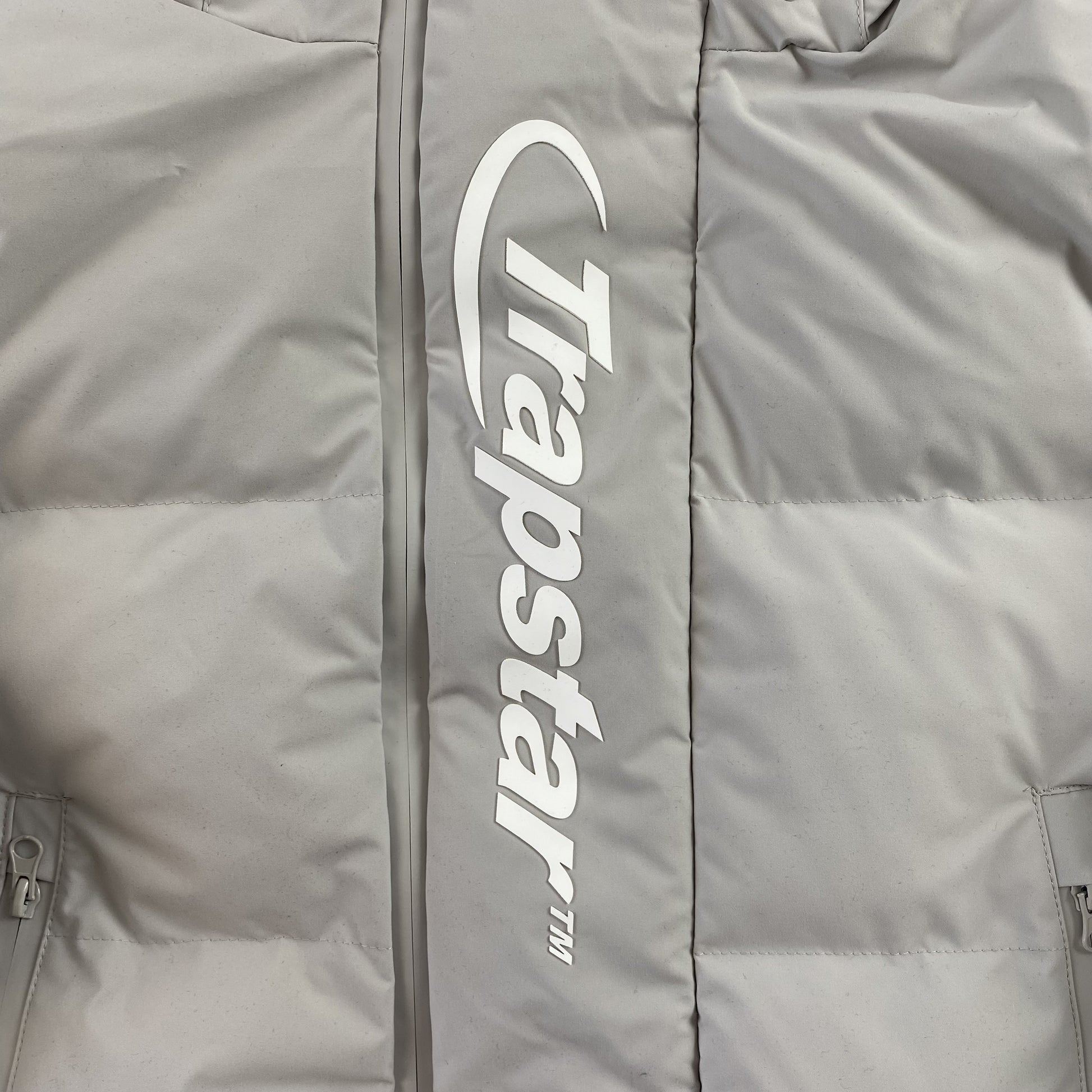 trapstar-hyperdrive-technical-puffer-jacket-light-grey-4-Drip Store Argentina