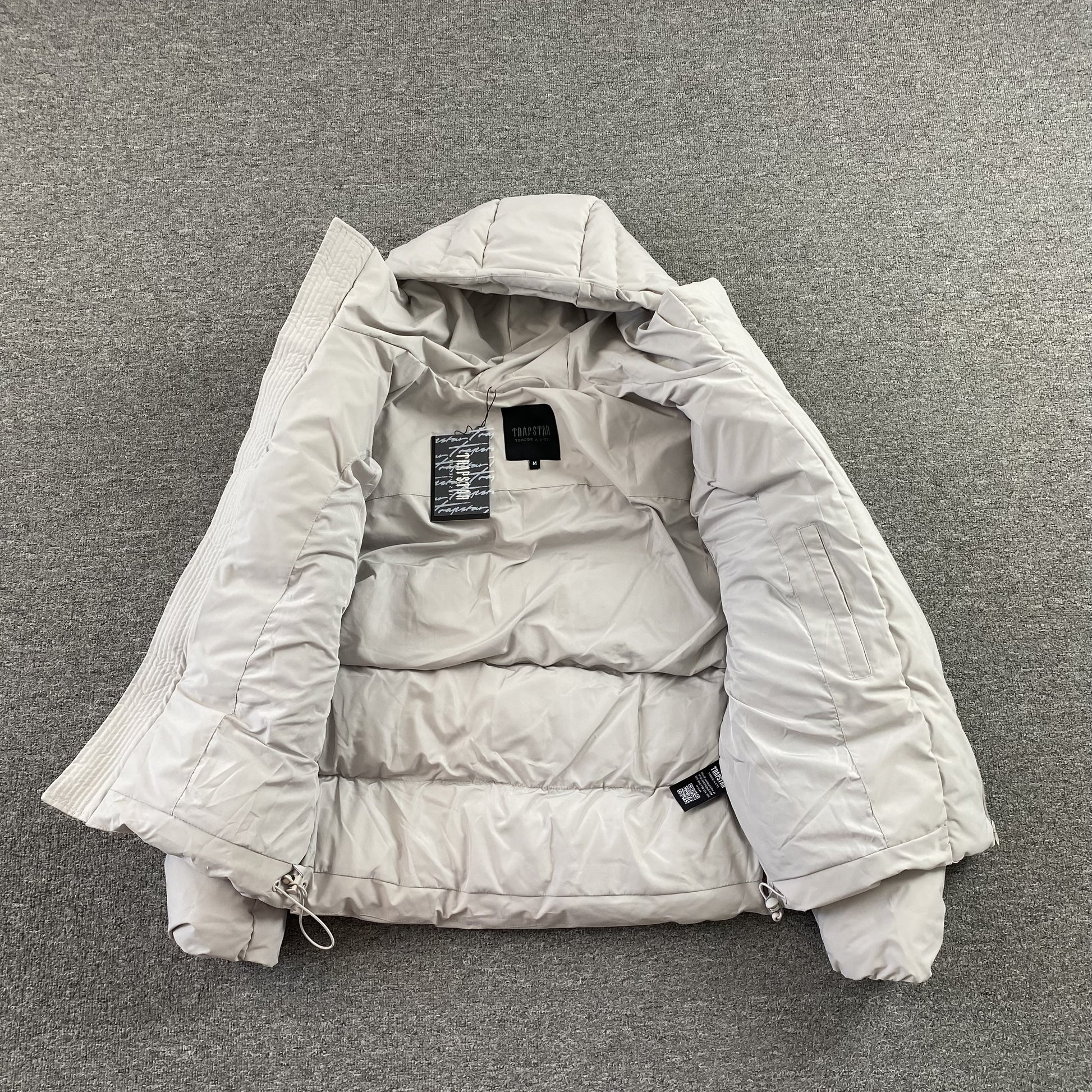 trapstar-hyperdrive-technical-puffer-jacket-light-grey-5-Drip Store Argentina