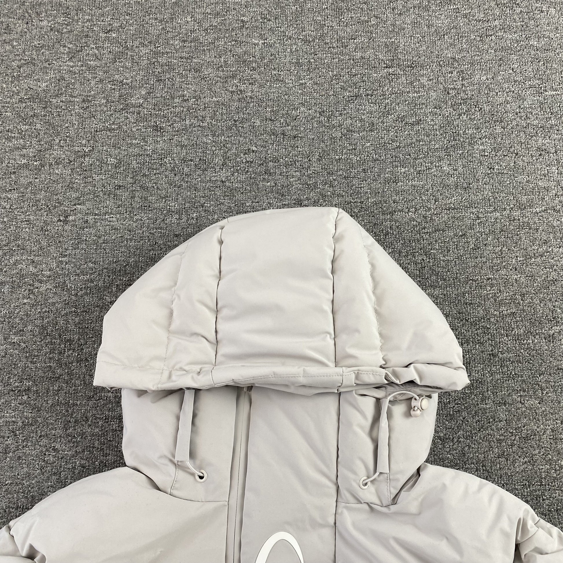trapstar-hyperdrive-technical-puffer-jacket-light-grey-9-Drip Store Argentina