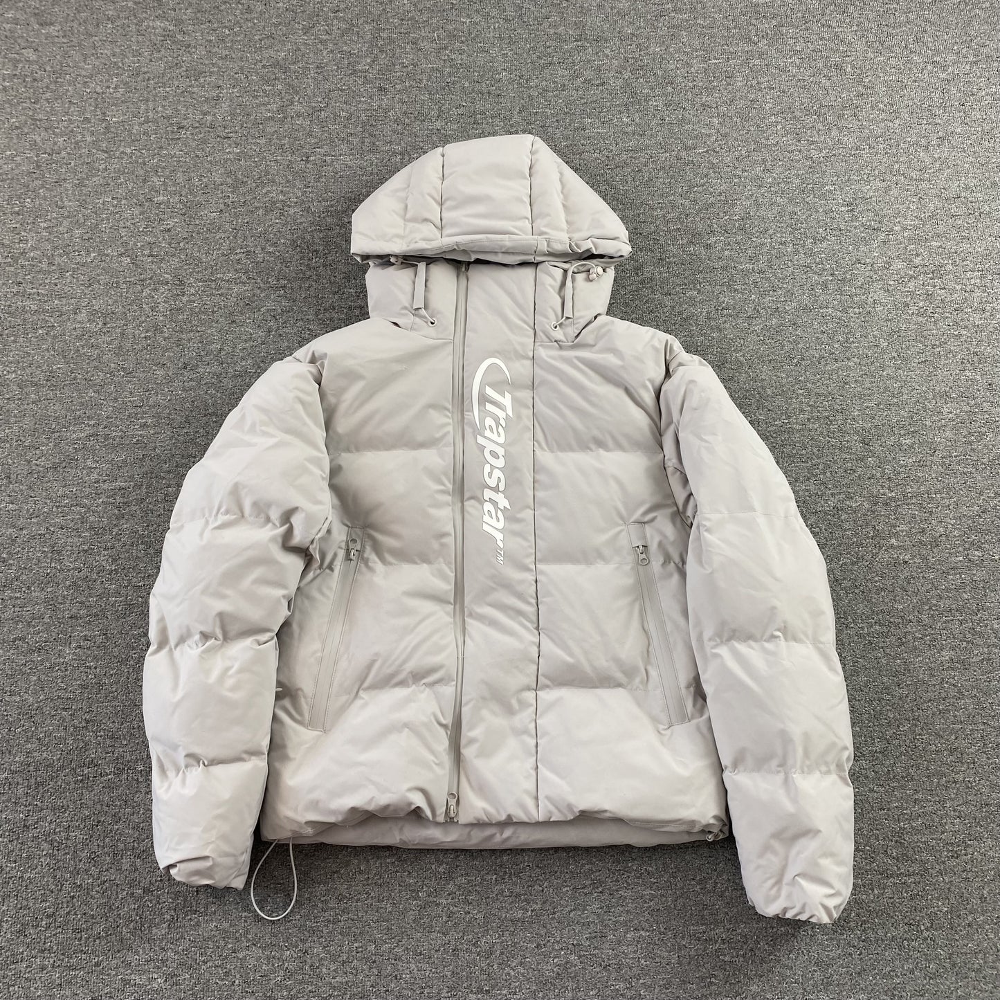 trapstar-hyperdrive-technical-puffer-jacket-light-grey-Drip Store Argentina