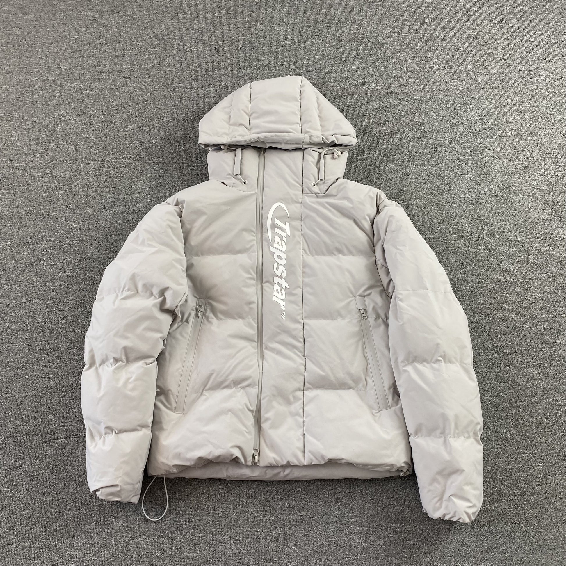 trapstar-hyperdrive-technical-puffer-jacket-light-grey-Drip Store Argentina