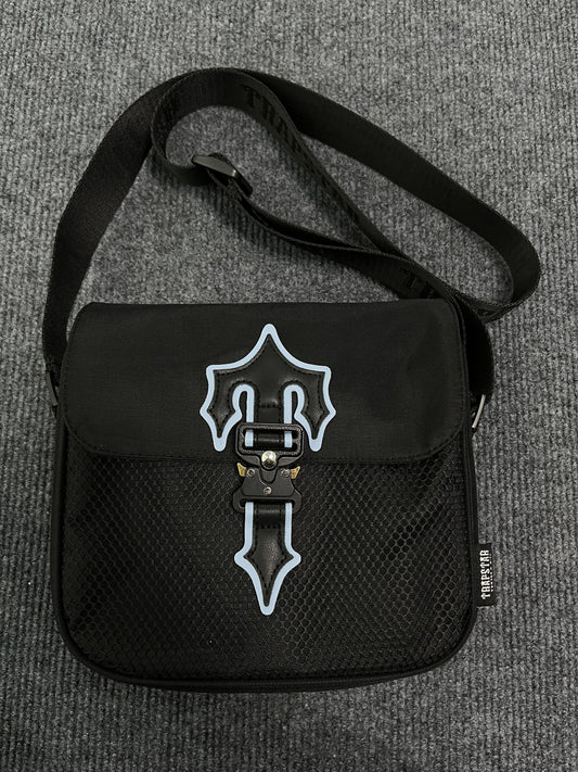 trapstar-irongate-1_0-crossbody-bag-black-ice-blue-Drip Store Argentina