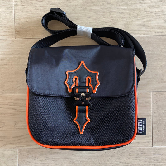trapstar-irongate-1_0-crossbody-bag-black-orange-Drip Store Argentina