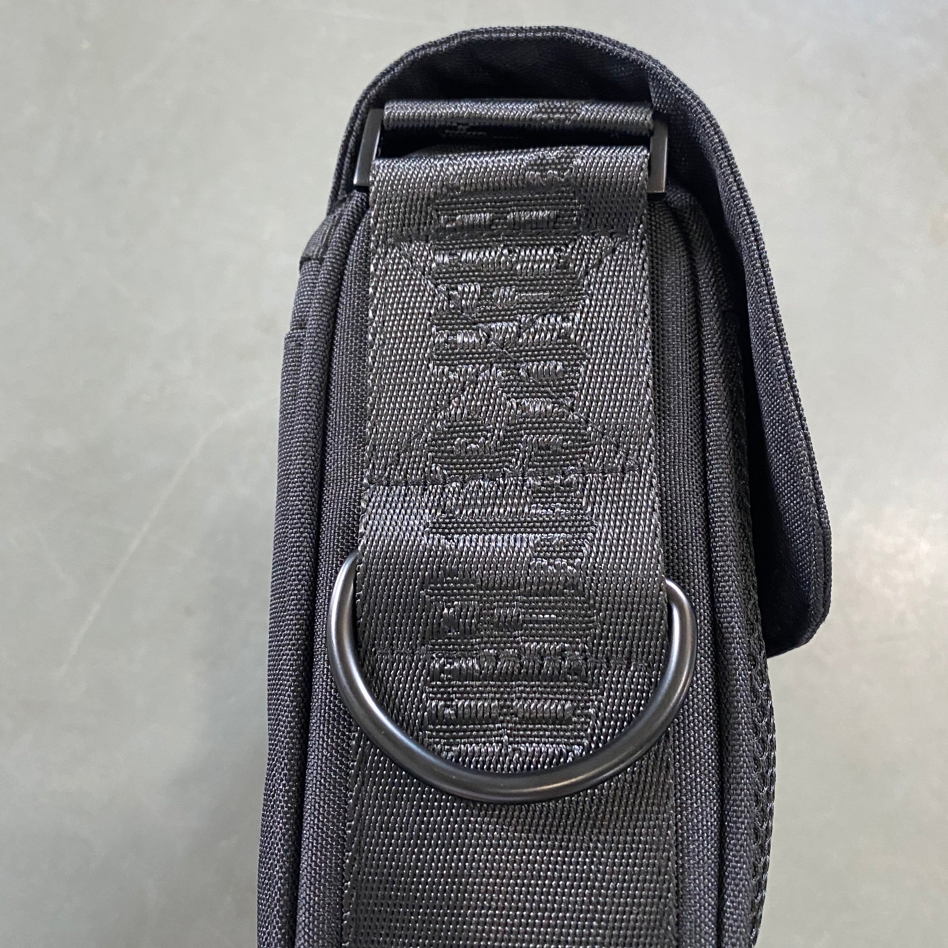 trapstar-irongate-1_0-crossbody-bag-black-red-4-Drip Store Argentina