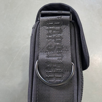 trapstar-irongate-1_0-crossbody-bag-black-red-4-Drip Store Argentina