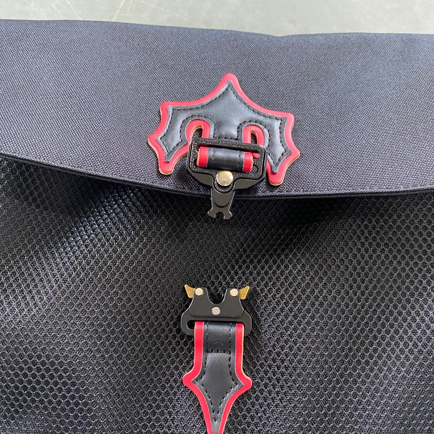 trapstar-irongate-1_0-crossbody-bag-black-red-5-Drip Store Argentina