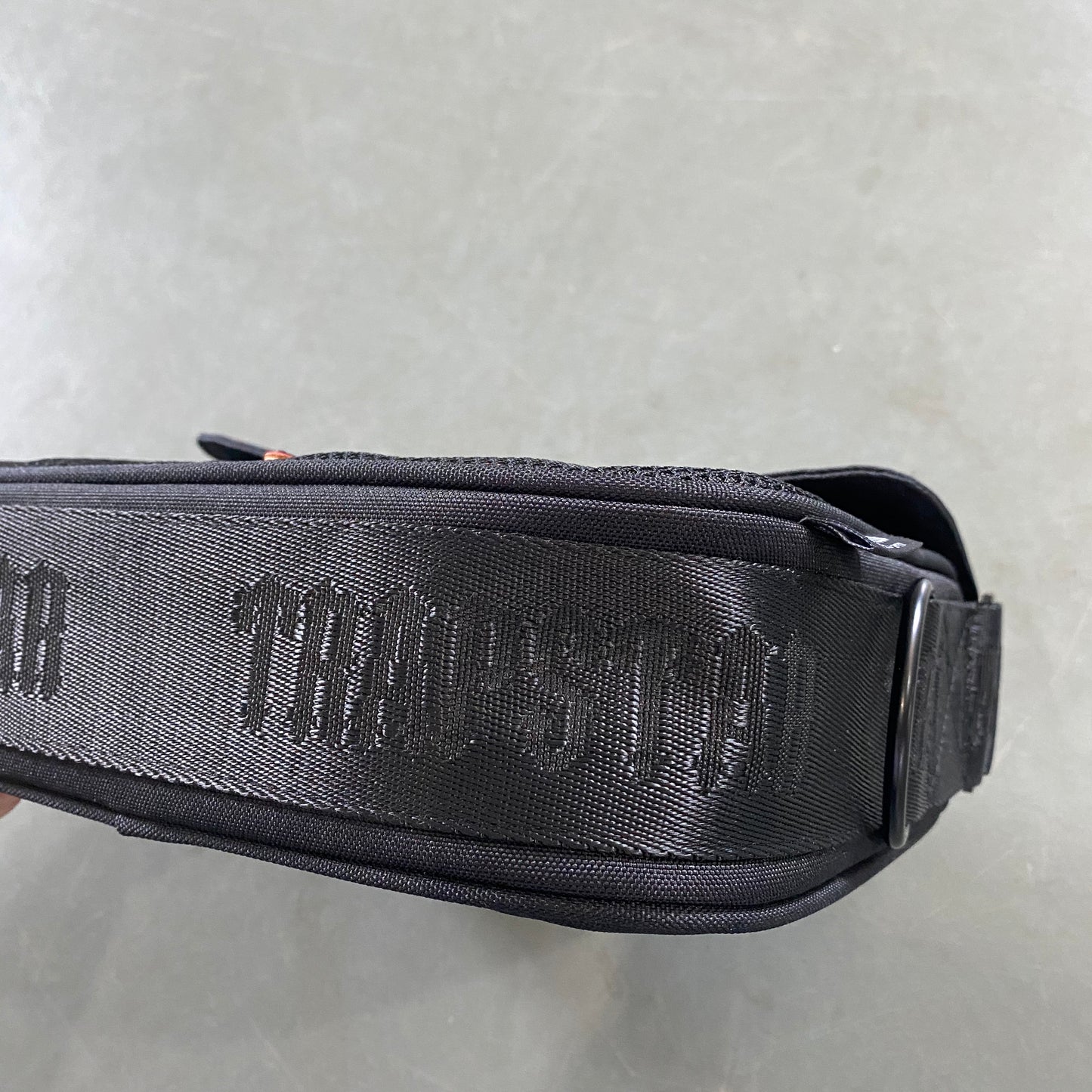 trapstar-irongate-1_0-crossbody-bag-black-red-8-Drip Store Argentina