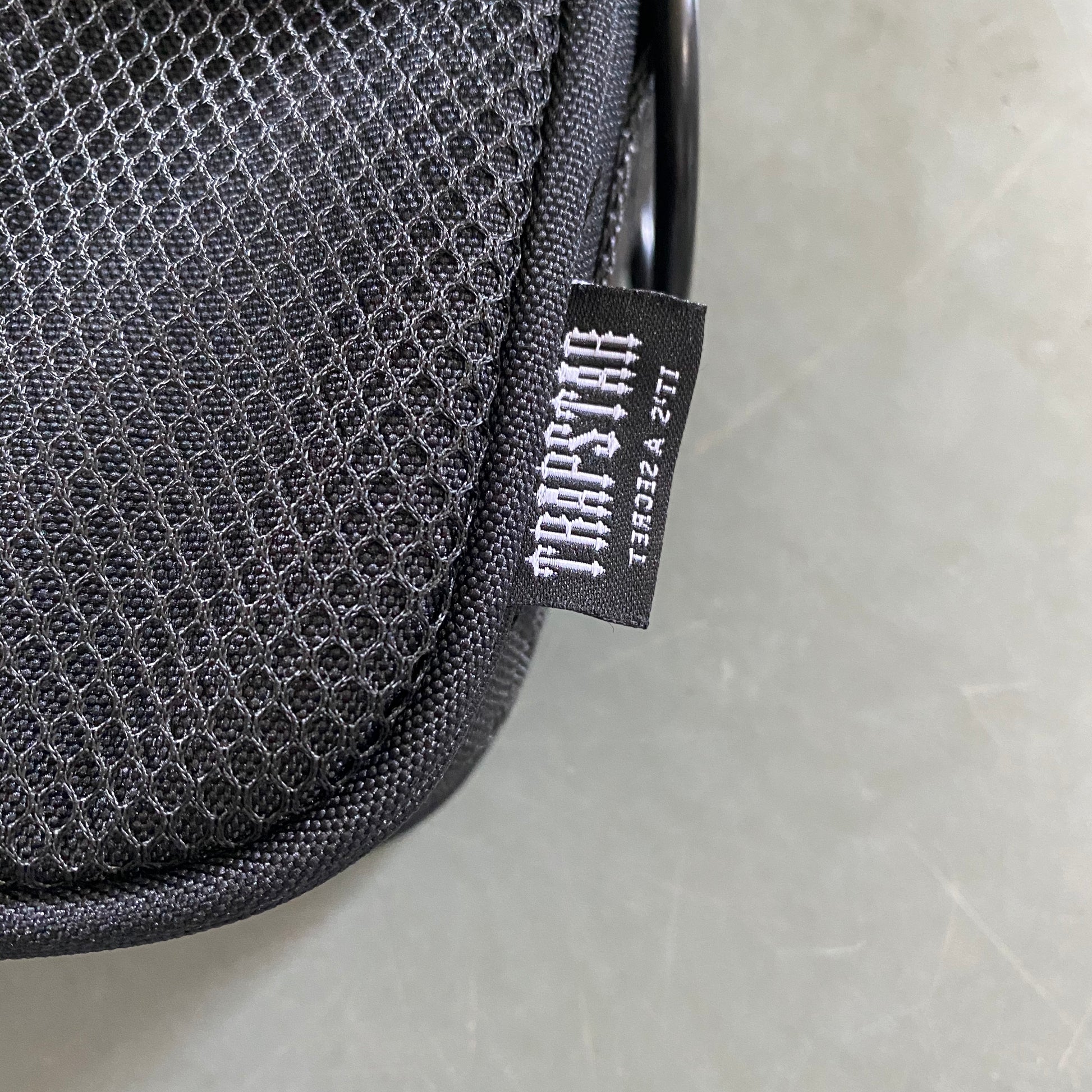 trapstar-irongate-1_0-crossbody-bag-black-red-9-Drip Store Argentina