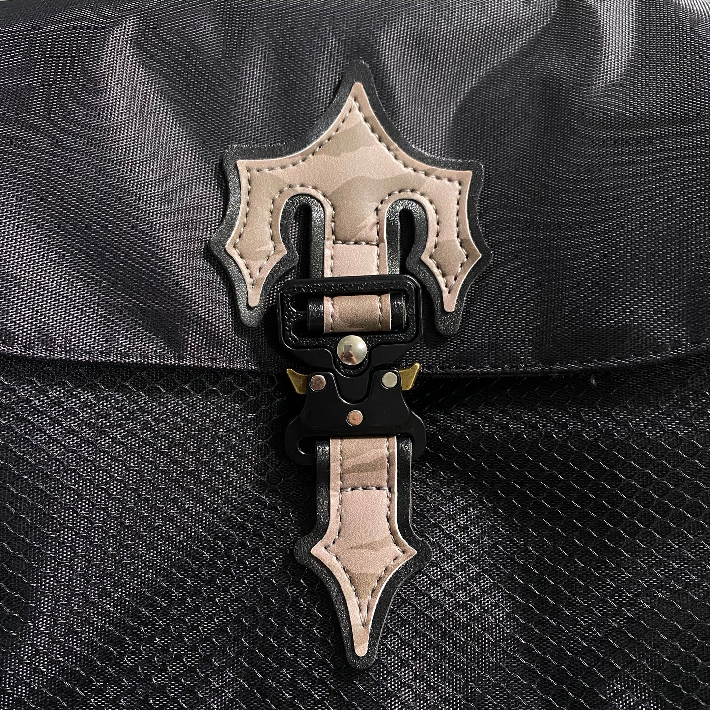 trapstar-irongate-1_0-crossbody-bag-black-tiger-camo-2-Drip Store Argentina