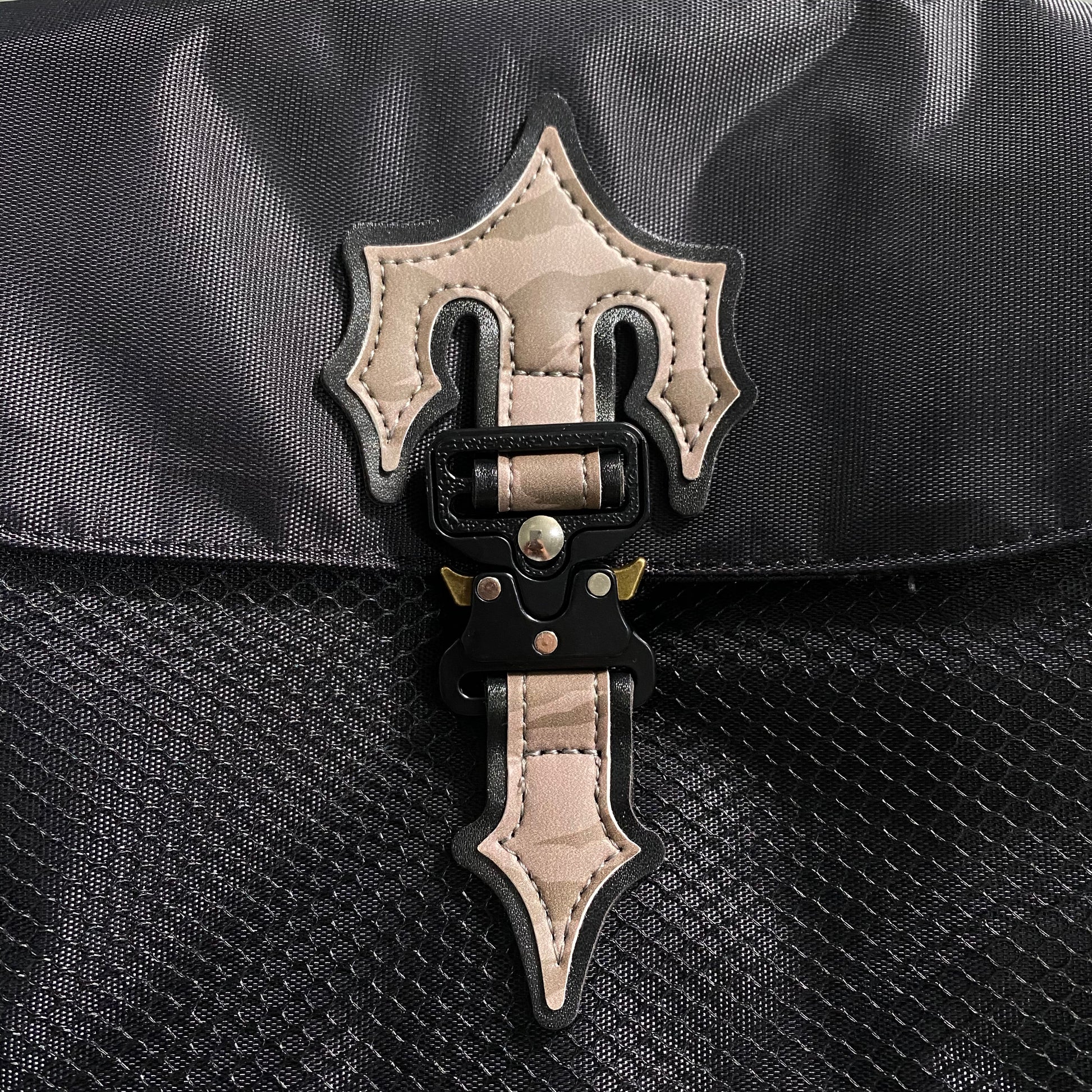 trapstar-irongate-1_0-crossbody-bag-black-tiger-camo-2-Drip Store Argentina