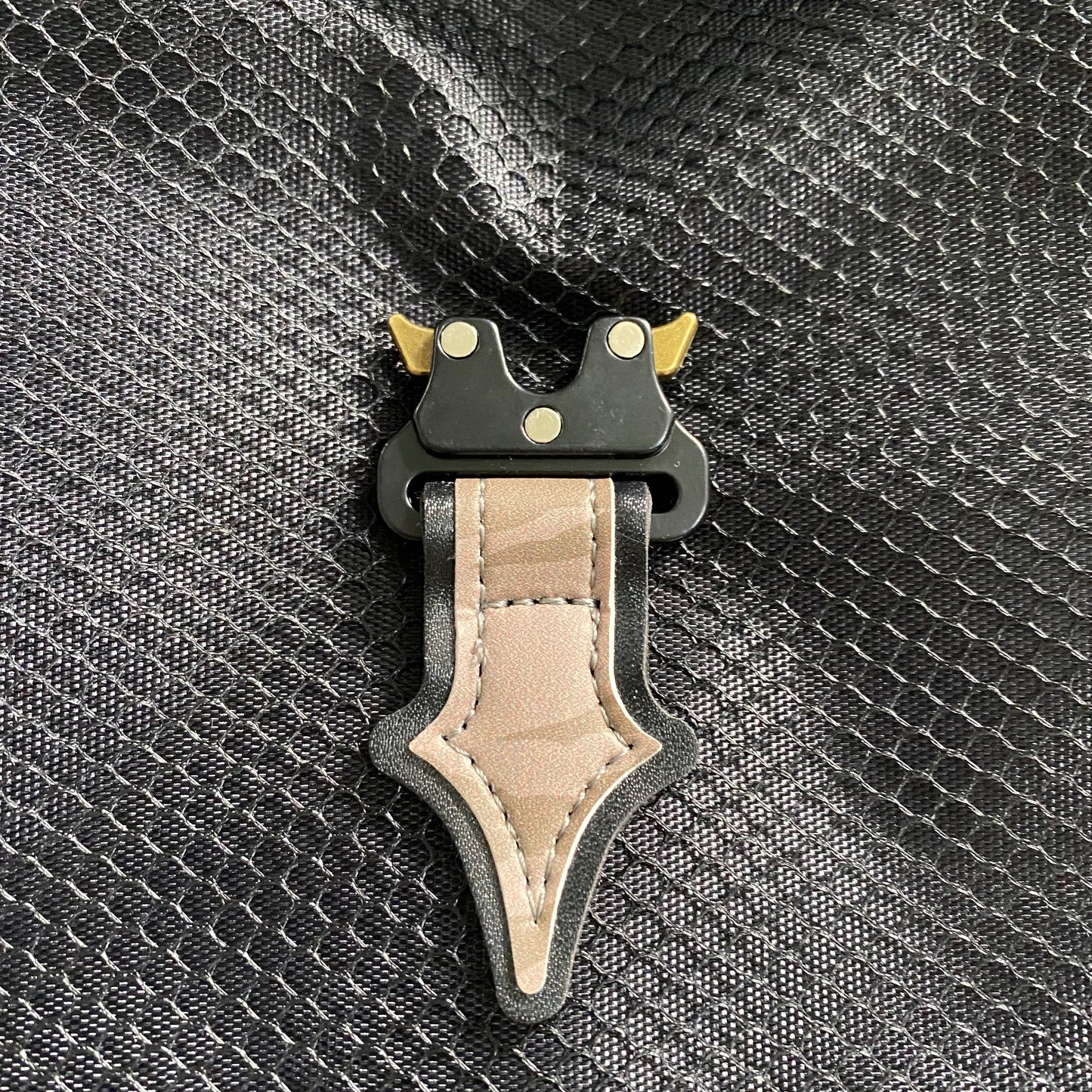 trapstar-irongate-1_0-crossbody-bag-black-tiger-camo-3-Drip Store Argentina