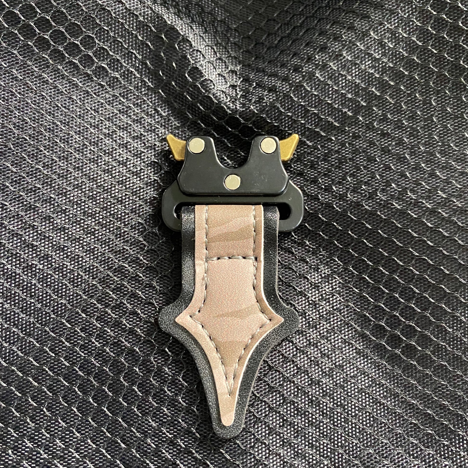 trapstar-irongate-1_0-crossbody-bag-black-tiger-camo-3-Drip Store Argentina