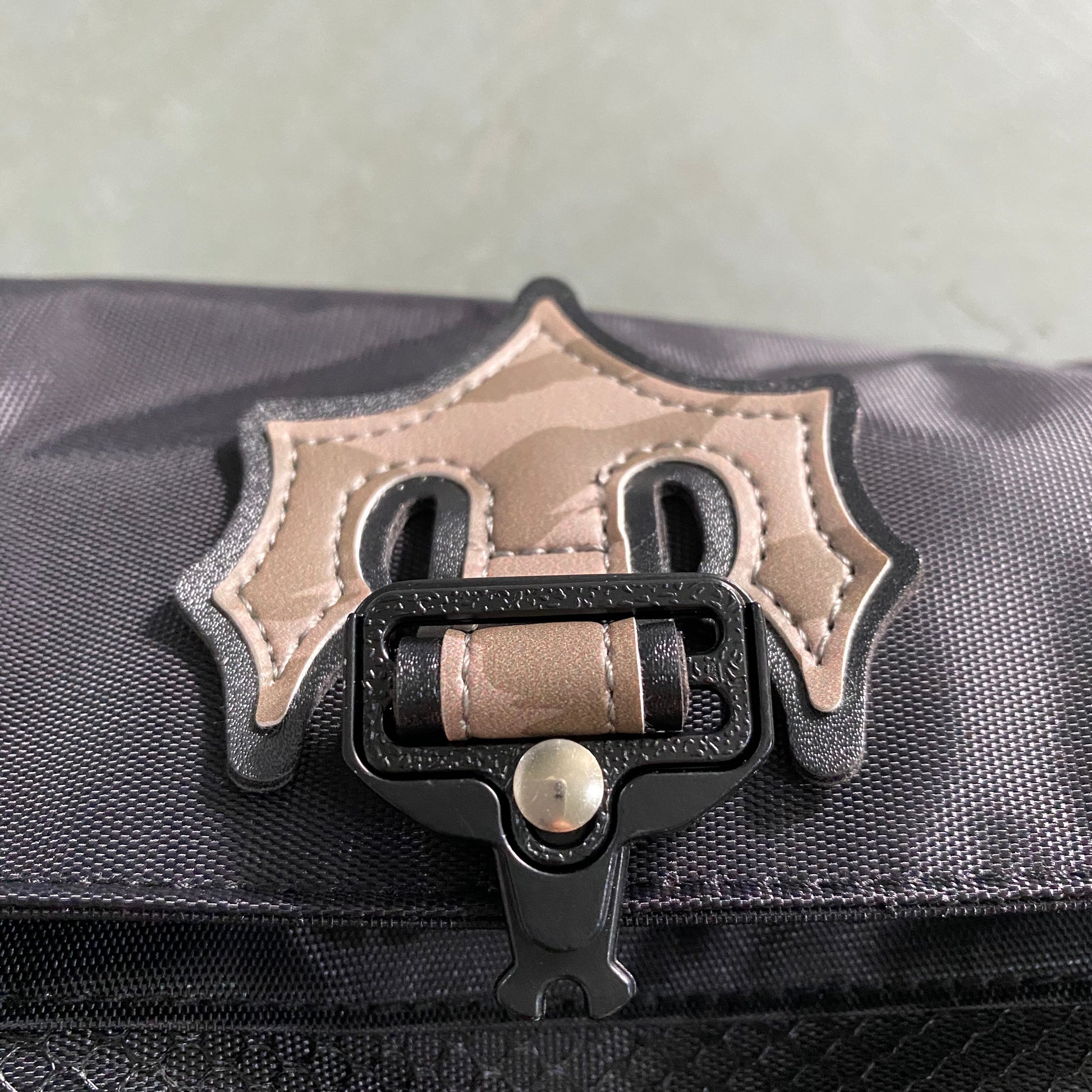 trapstar-irongate-1_0-crossbody-bag-black-tiger-camo-4-Drip Store Argentina