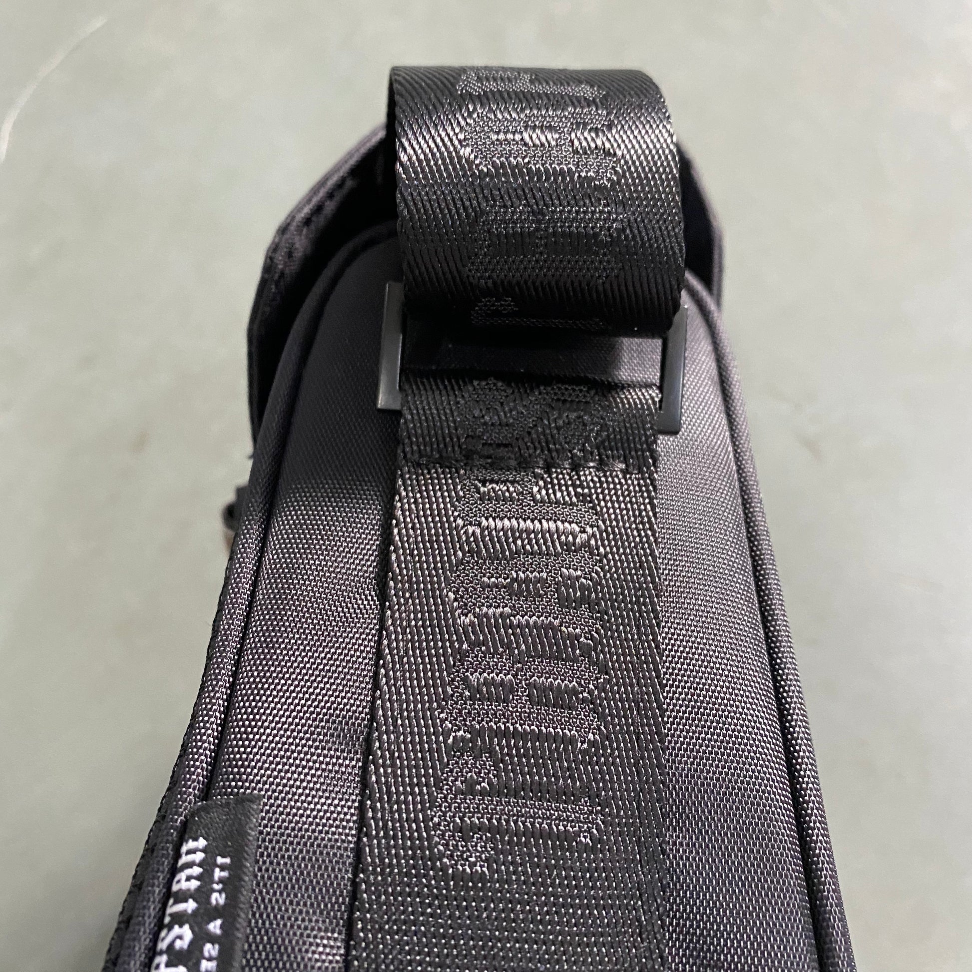 trapstar-irongate-1_0-crossbody-bag-black-tiger-camo-5-Drip Store Argentina