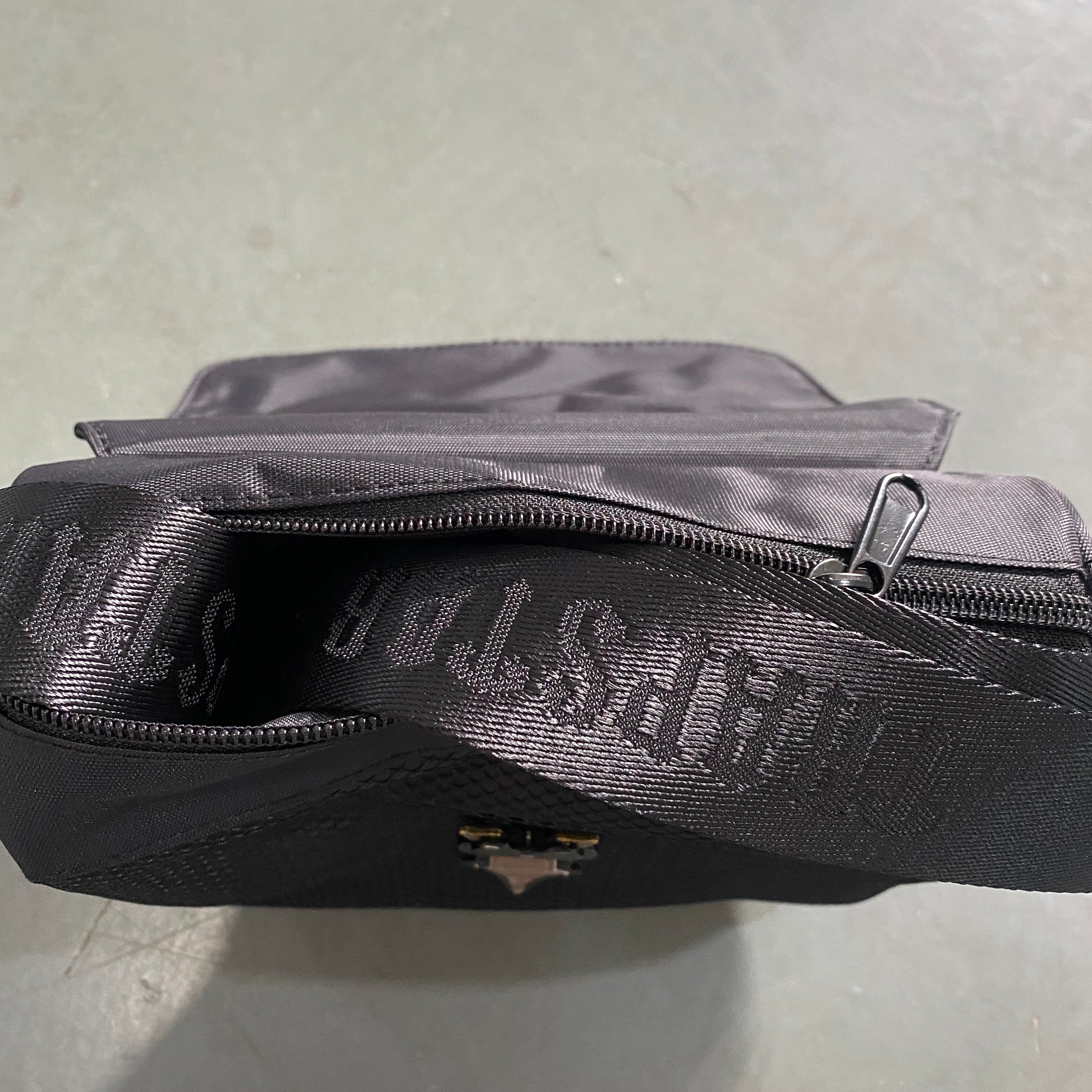 trapstar-irongate-1_0-crossbody-bag-black-tiger-camo-6-Drip Store Argentina