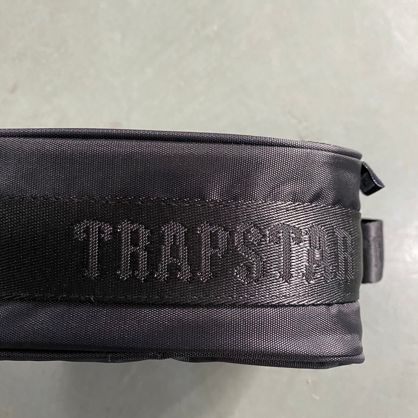 trapstar-irongate-1_0-crossbody-bag-black-tiger-camo-7-Drip Store Argentina