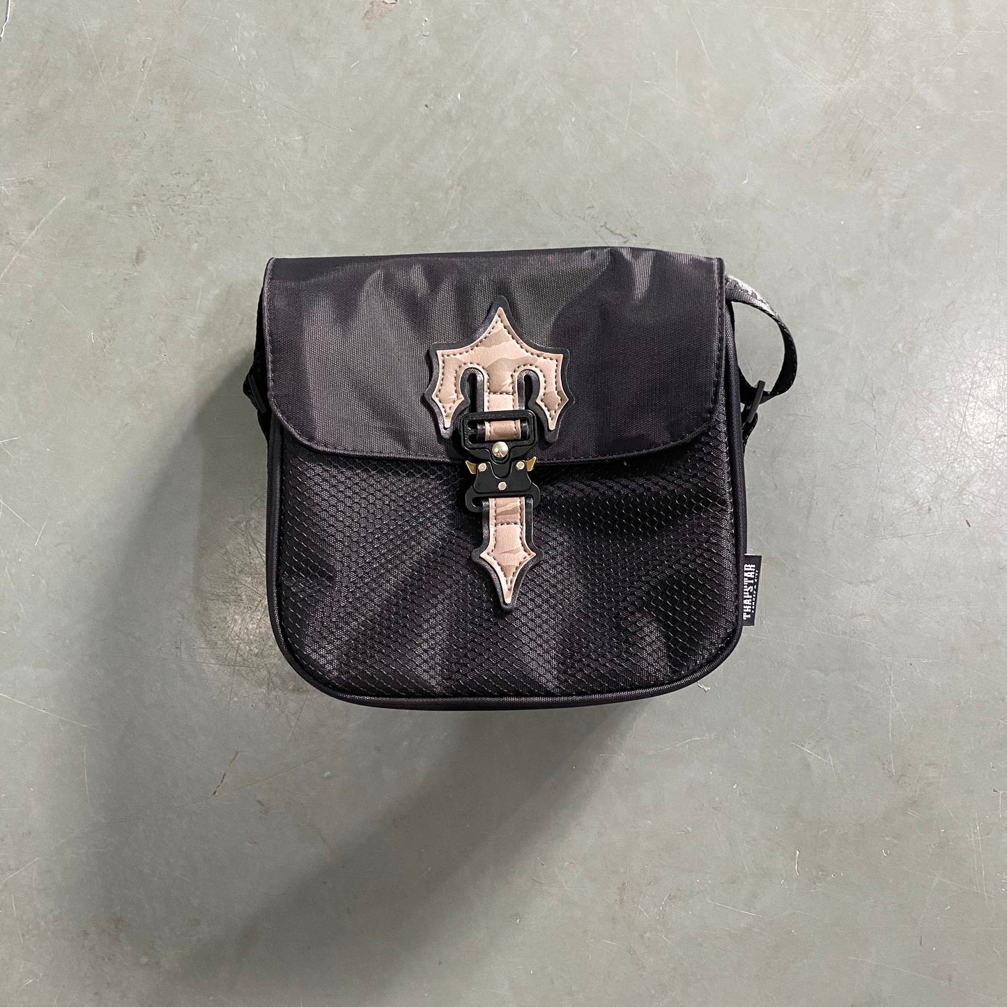 trapstar-irongate-1_0-crossbody-bag-black-tiger-camo-Drip Store Argentina