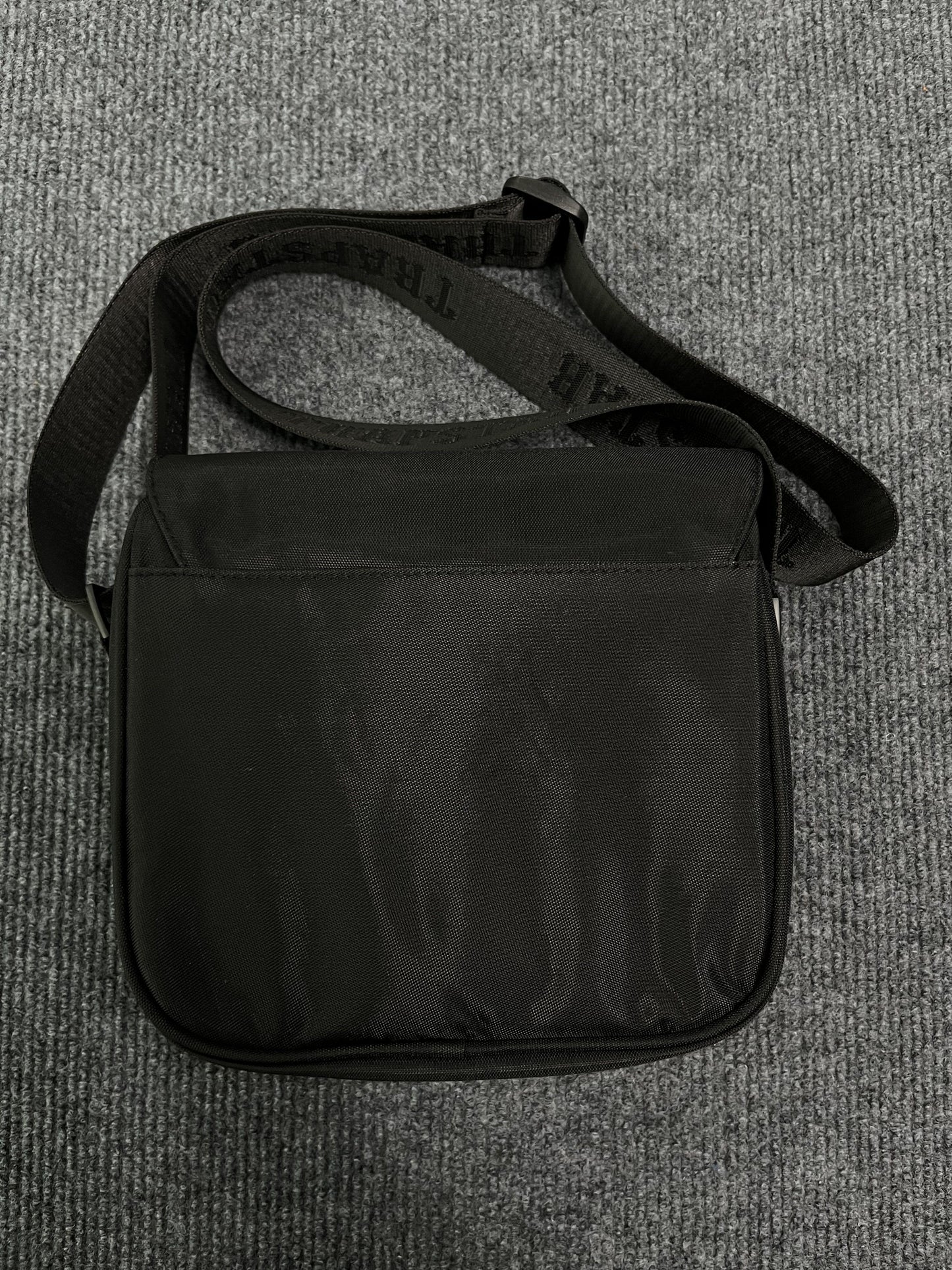 trapstar-irongate-1_0-crossbody-bag-gradient-blue-4-Drip Store Argentina