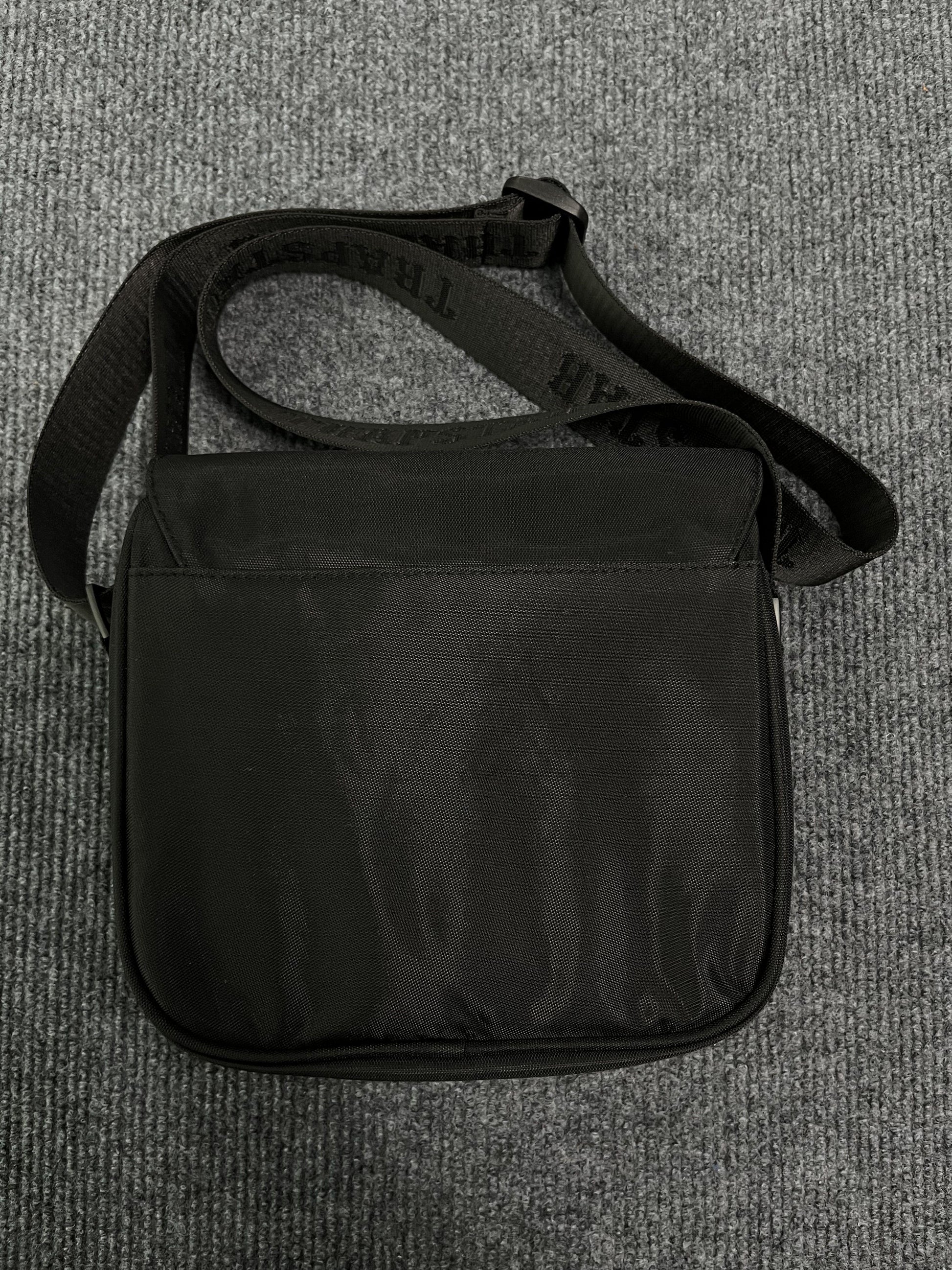 trapstar-irongate-1_0-crossbody-bag-gradient-blue-4-Drip Store Argentina