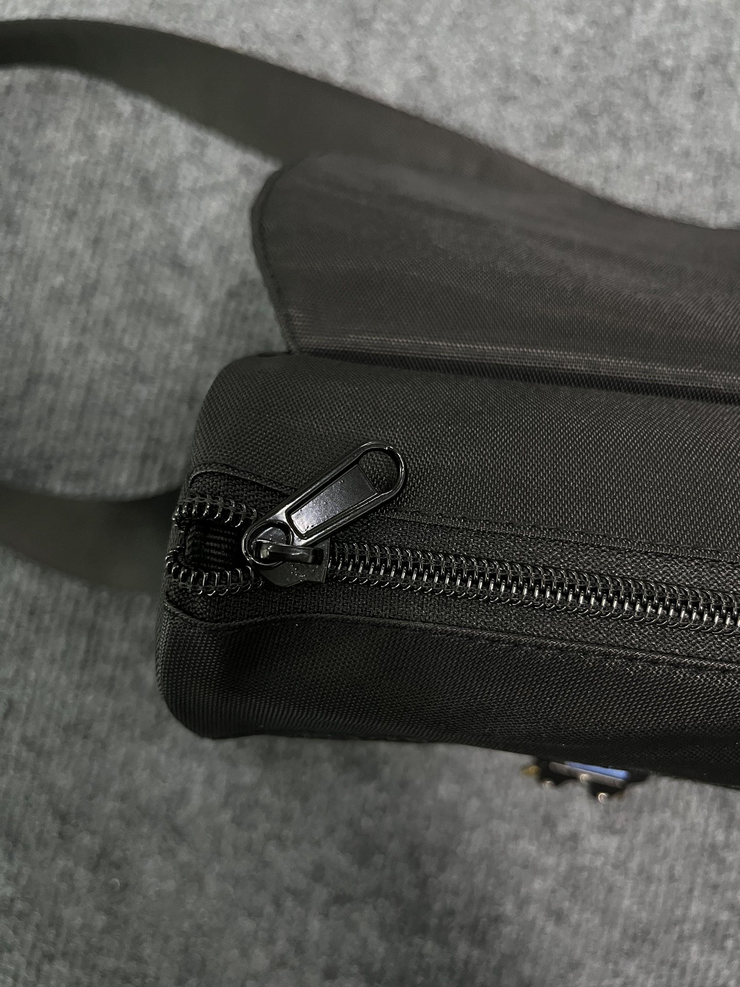 trapstar-irongate-1_0-crossbody-bag-gradient-blue-5-Drip Store Argentina