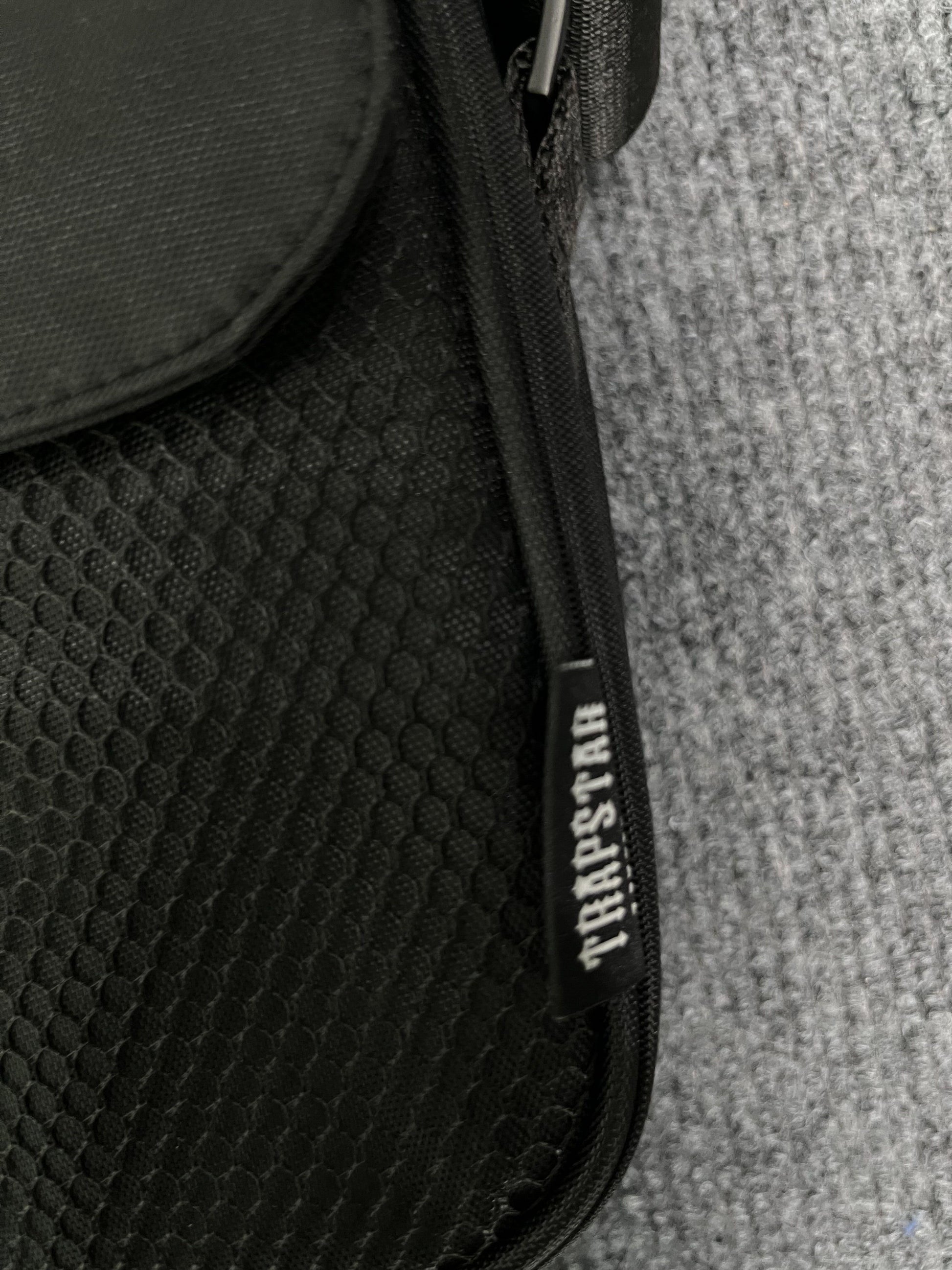 trapstar-irongate-1_0-crossbody-bag-gradient-blue-6-Drip Store Argentina