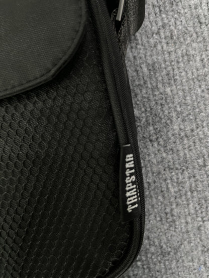 trapstar-irongate-1_0-crossbody-bag-gradient-blue-6-Drip Store Argentina