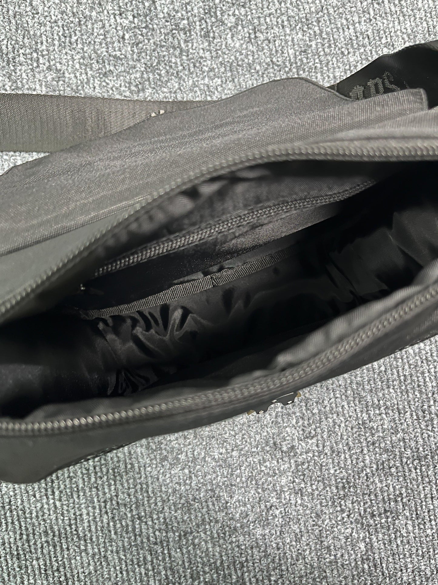 trapstar-irongate-1_0-crossbody-bag-gradient-blue-7-Drip Store Argentina