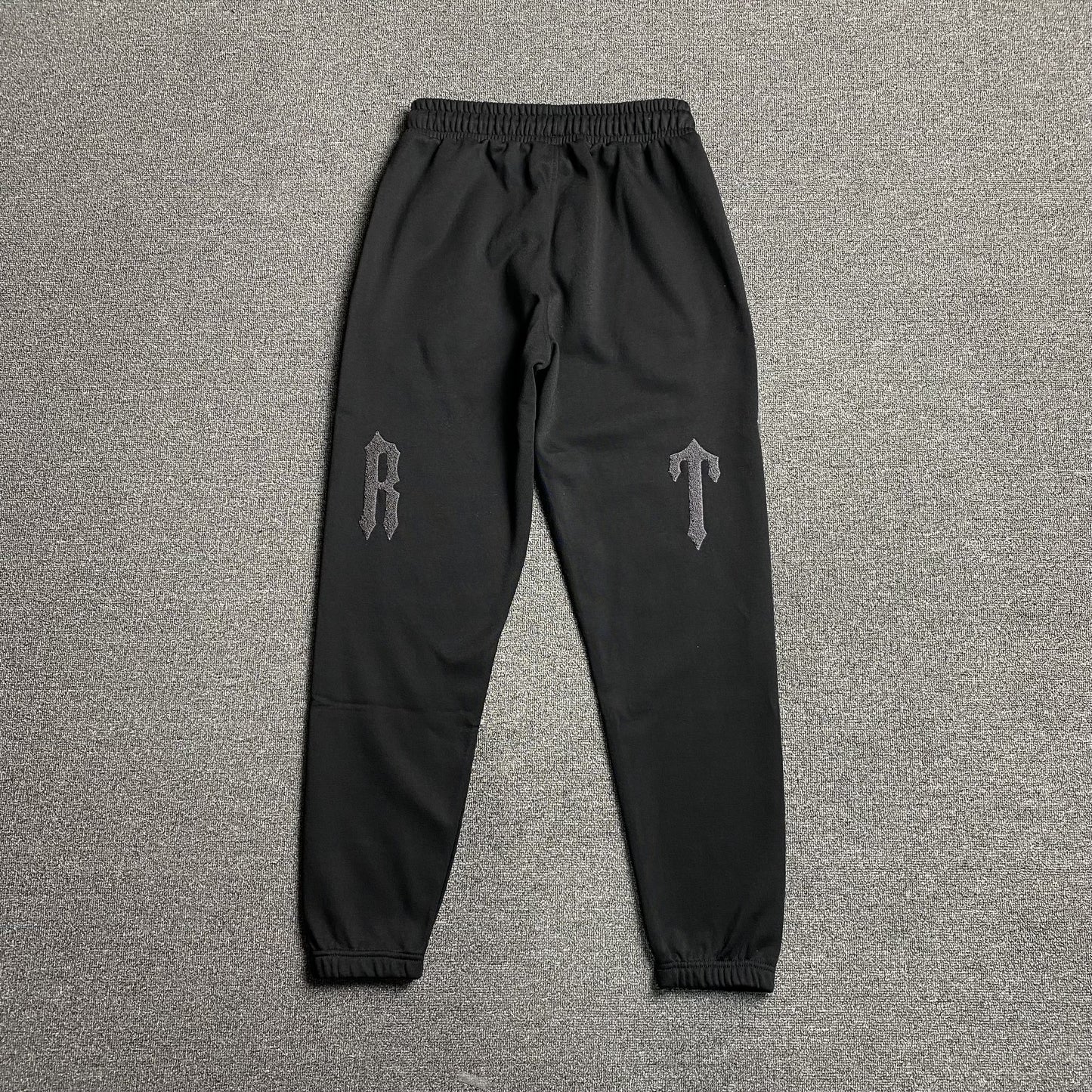 trapstar-irongate-arch-chenille-2_0-tracksuit-black-10_ca87d858-Drip Store Argentina