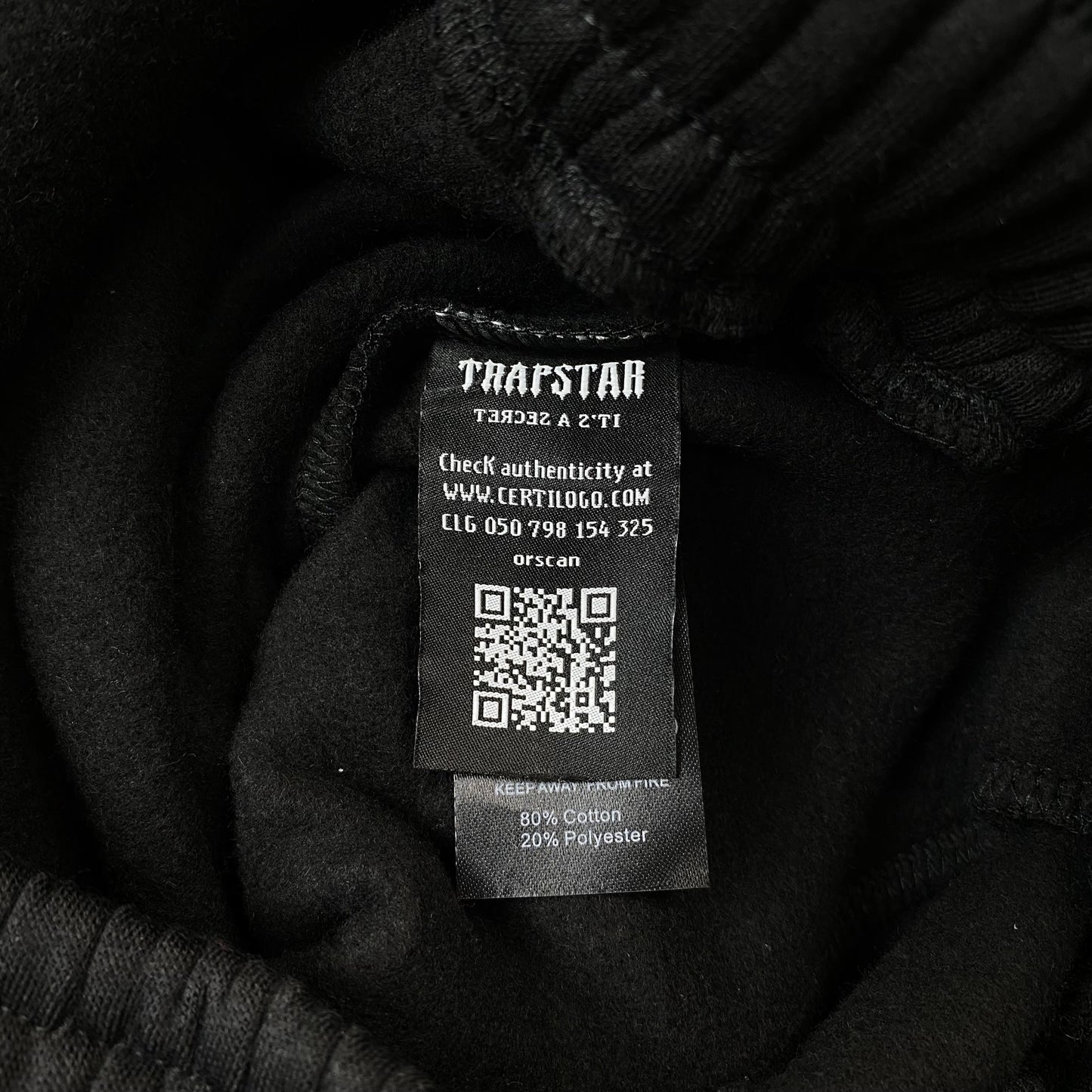 trapstar-irongate-arch-chenille-2_0-tracksuit-black-11-Drip Store Argentina