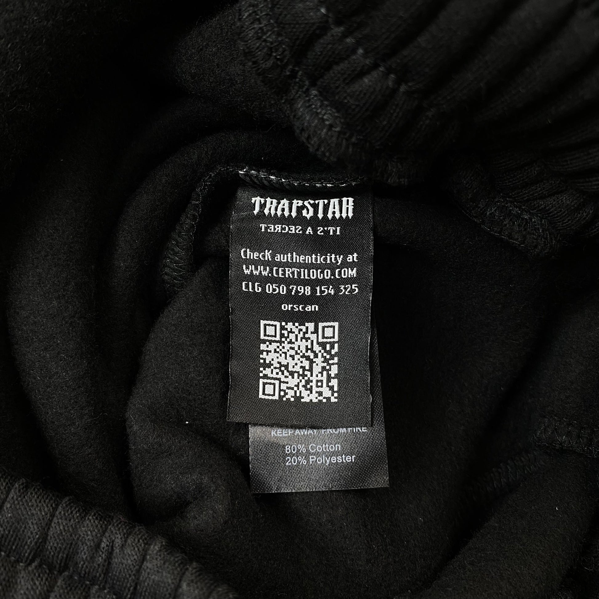 trapstar-irongate-arch-chenille-2_0-tracksuit-black-11-Drip Store Argentina
