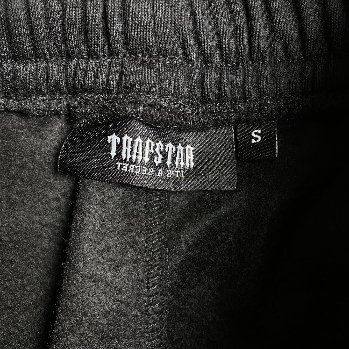 trapstar-irongate-arch-chenille-2_0-tracksuit-black-11_e30a963a-Drip Store Argentina