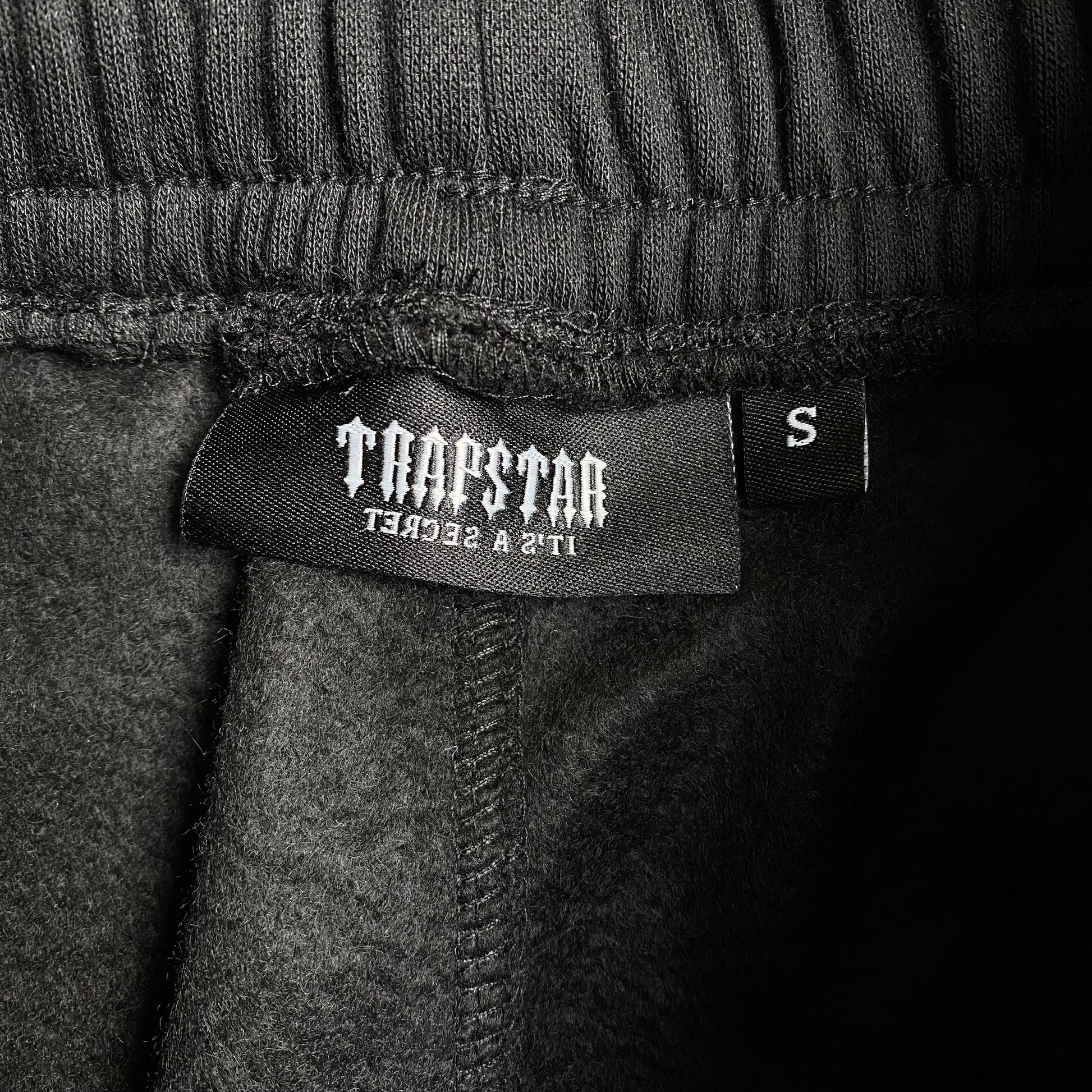 trapstar-irongate-arch-chenille-2_0-tracksuit-black-11_e30a963a-Drip Store Argentina