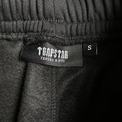 trapstar-irongate-arch-chenille-2_0-tracksuit-black-11_e30a963a-Drip Store Argentina