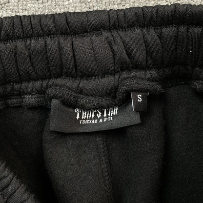 trapstar-irongate-arch-chenille-2_0-tracksuit-black-12-Drip Store Argentina