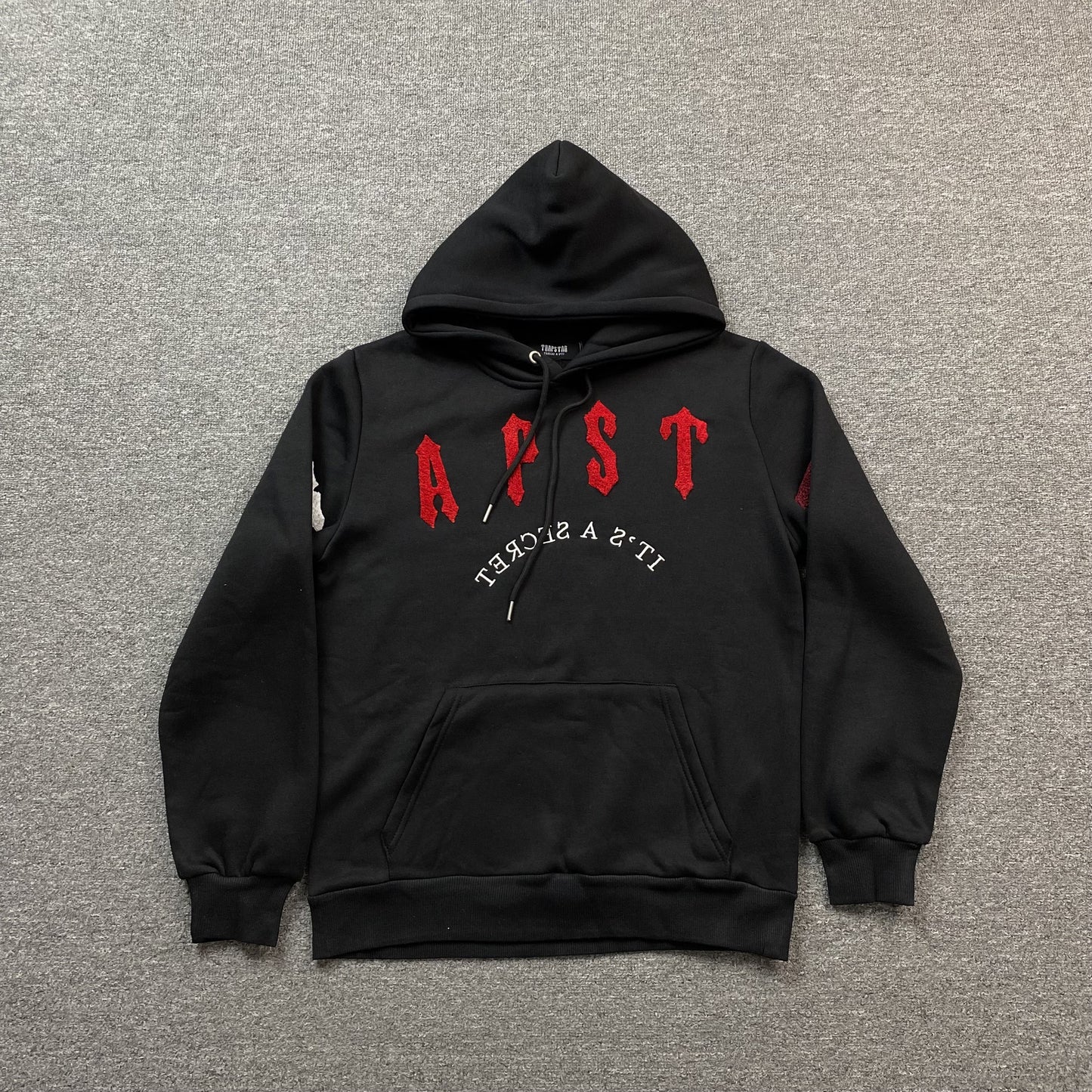 trapstar-irongate-arch-chenille-2_0-tracksuit-black-2-Drip Store Argentina