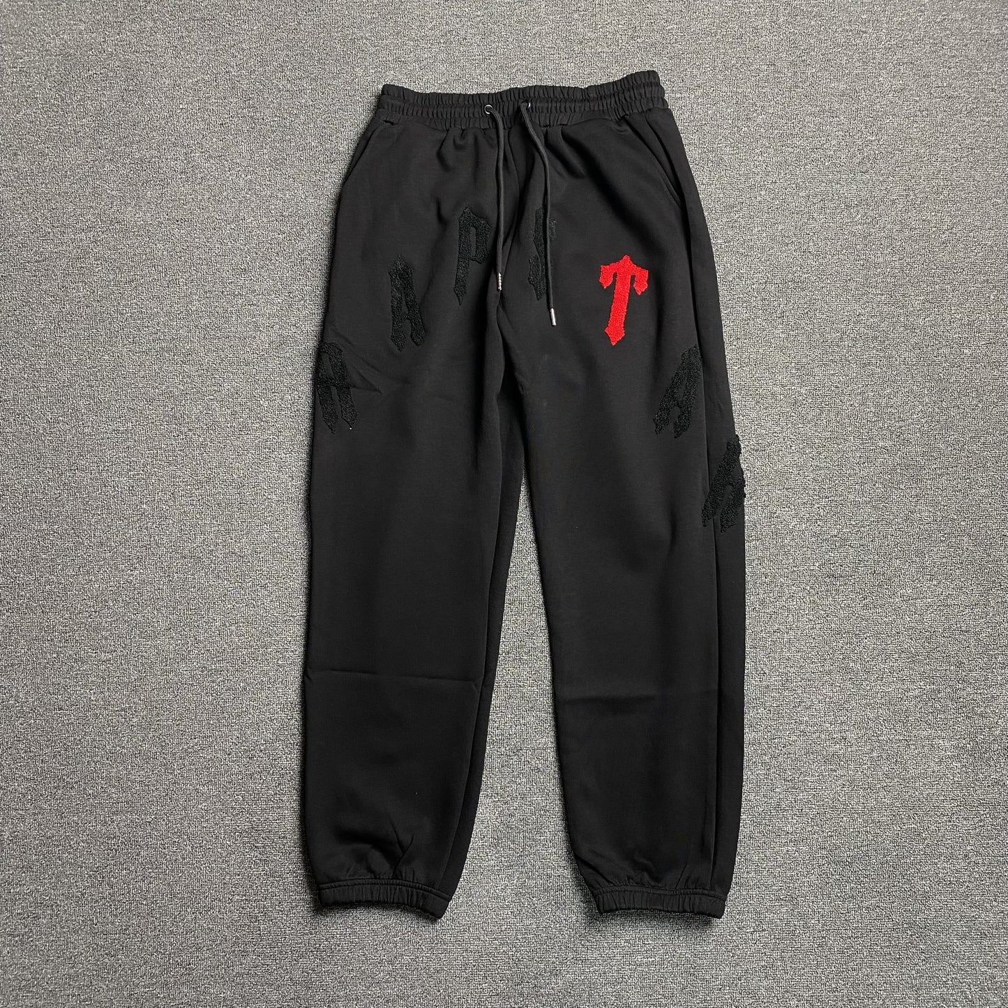 trapstar-irongate-arch-chenille-2_0-tracksuit-black-2_5bdc878d-Drip Store Argentina