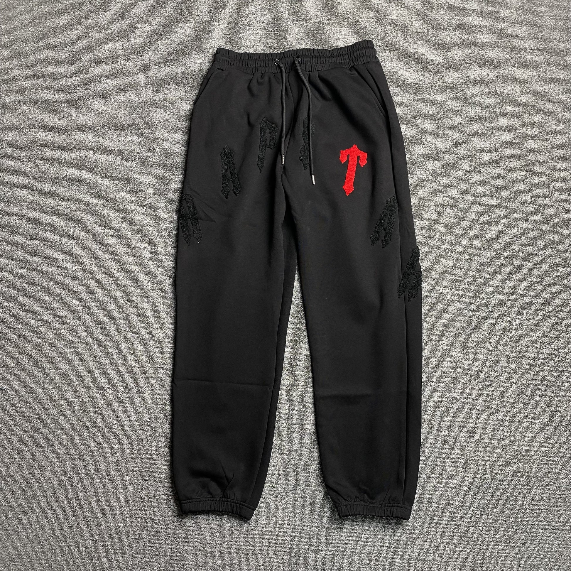 trapstar-irongate-arch-chenille-2_0-tracksuit-black-2_5bdc878d-Drip Store Argentina