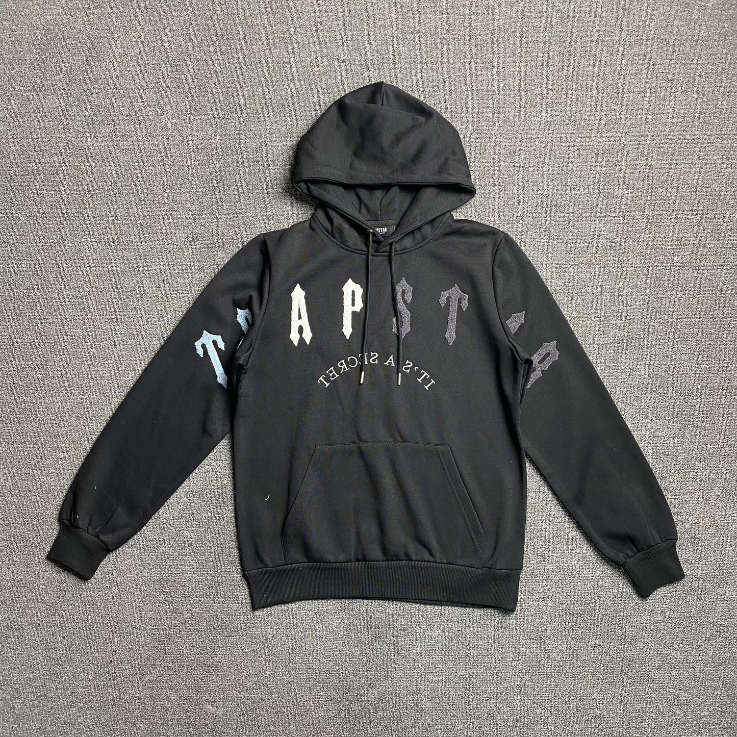 trapstar-irongate-arch-chenille-2_0-tracksuit-black-2_d7ff3d95-Drip Store Argentina