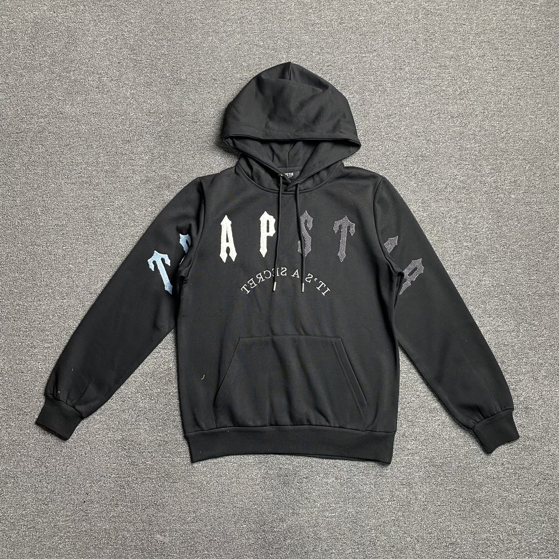 trapstar-irongate-arch-chenille-2_0-tracksuit-black-2_d7ff3d95-Drip Store Argentina