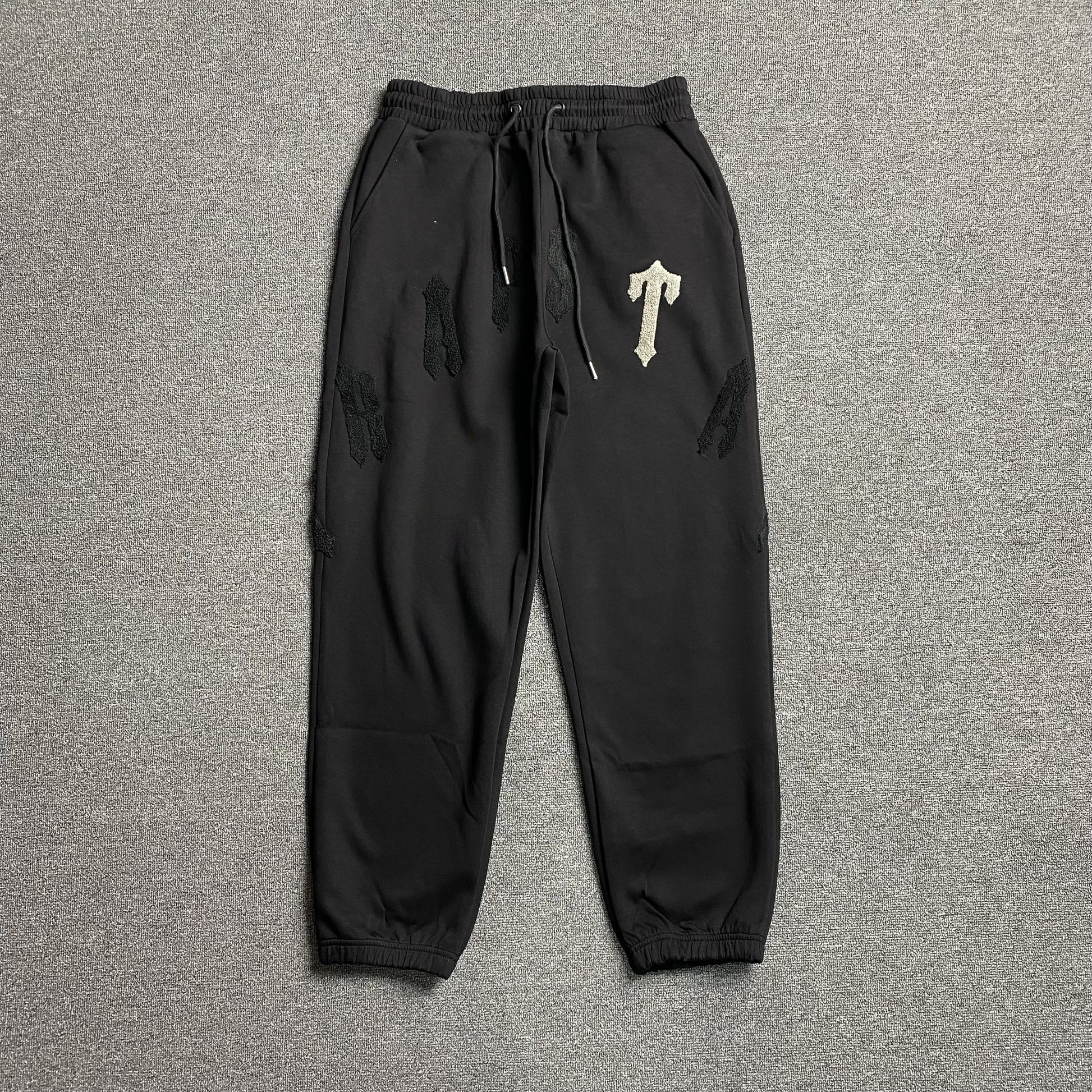 trapstar-irongate-arch-chenille-2_0-tracksuit-black-2_e2528f45-Drip Store Argentina