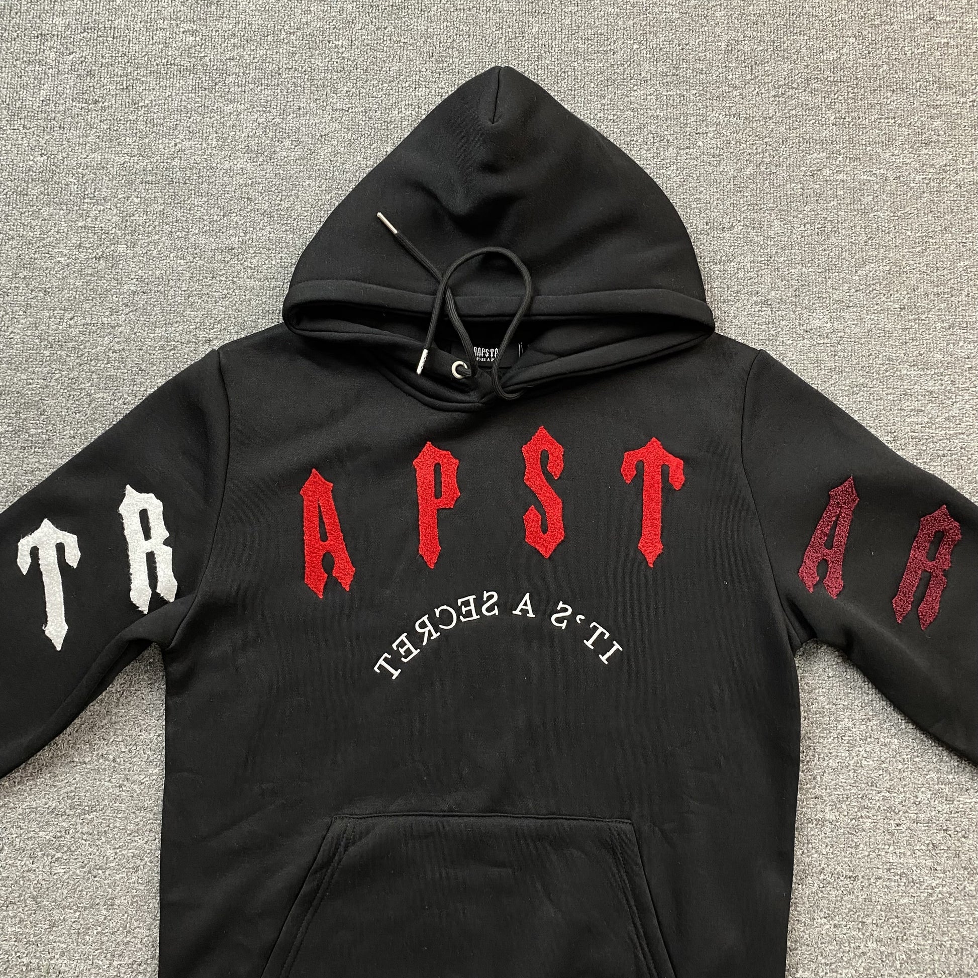 trapstar-irongate-arch-chenille-2_0-tracksuit-black-3-Drip Store Argentina