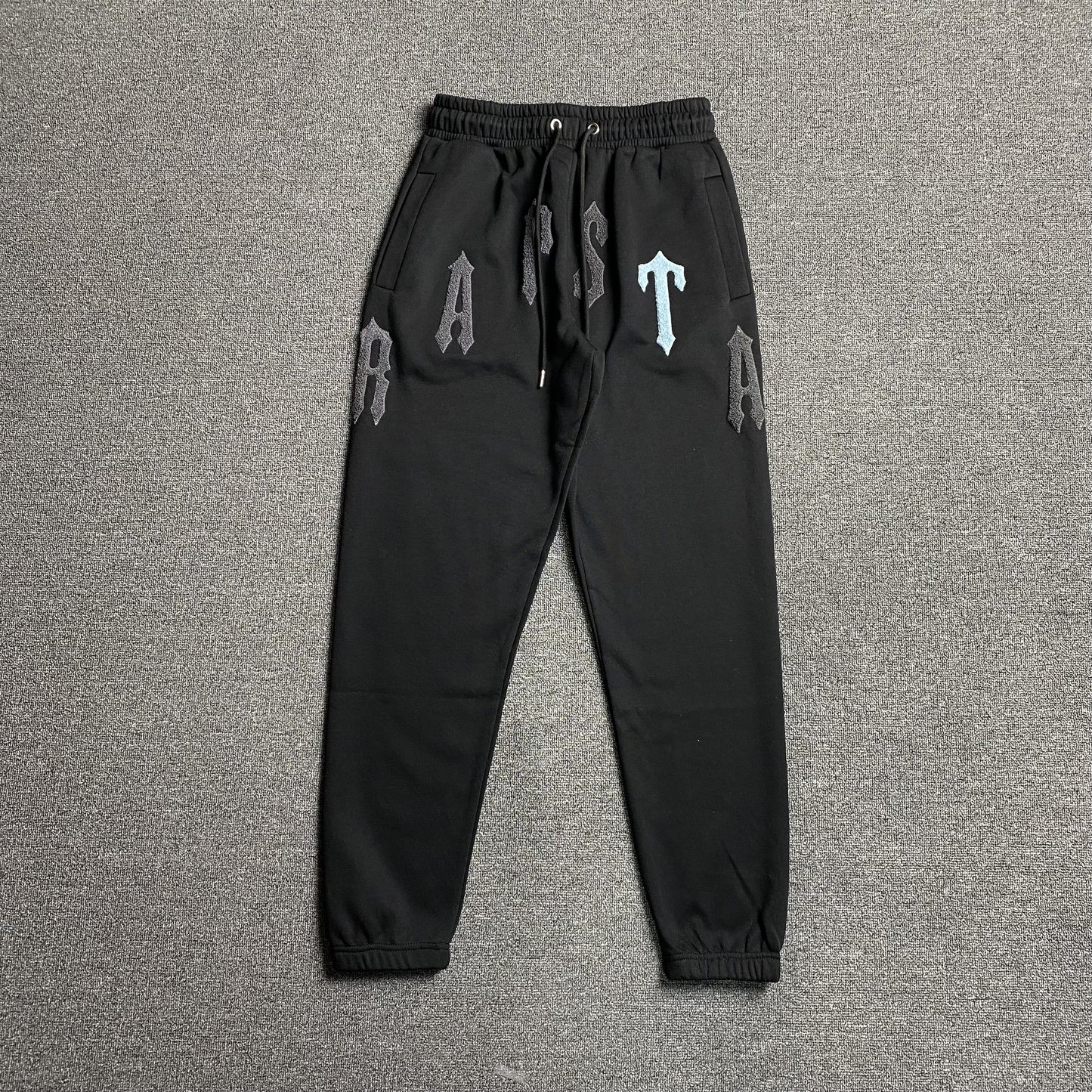 trapstar-irongate-arch-chenille-2_0-tracksuit-black-3_54ba214b-Drip Store Argentina