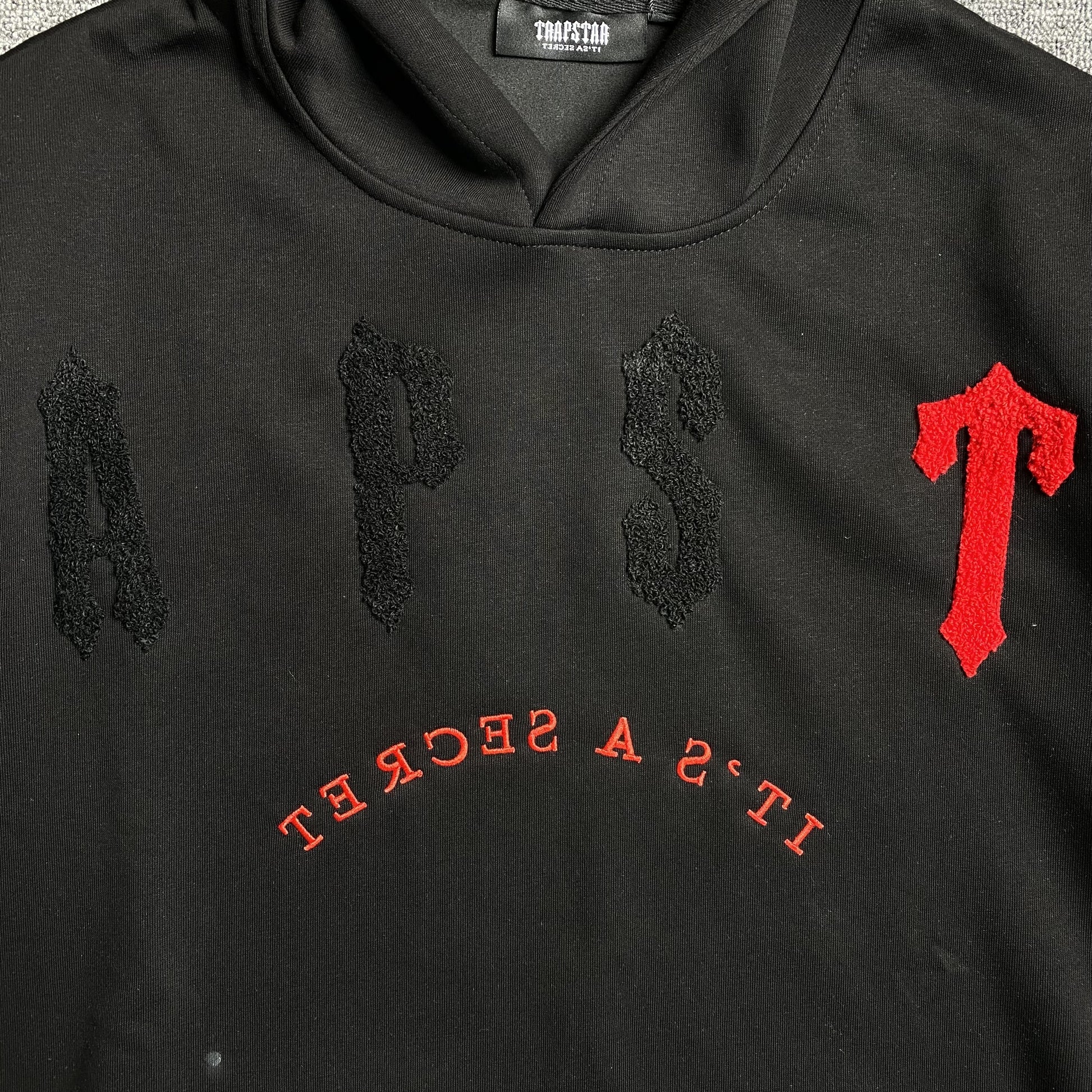 trapstar-irongate-arch-chenille-2_0-tracksuit-black-3_ea1de1e4-Drip Store Argentina
