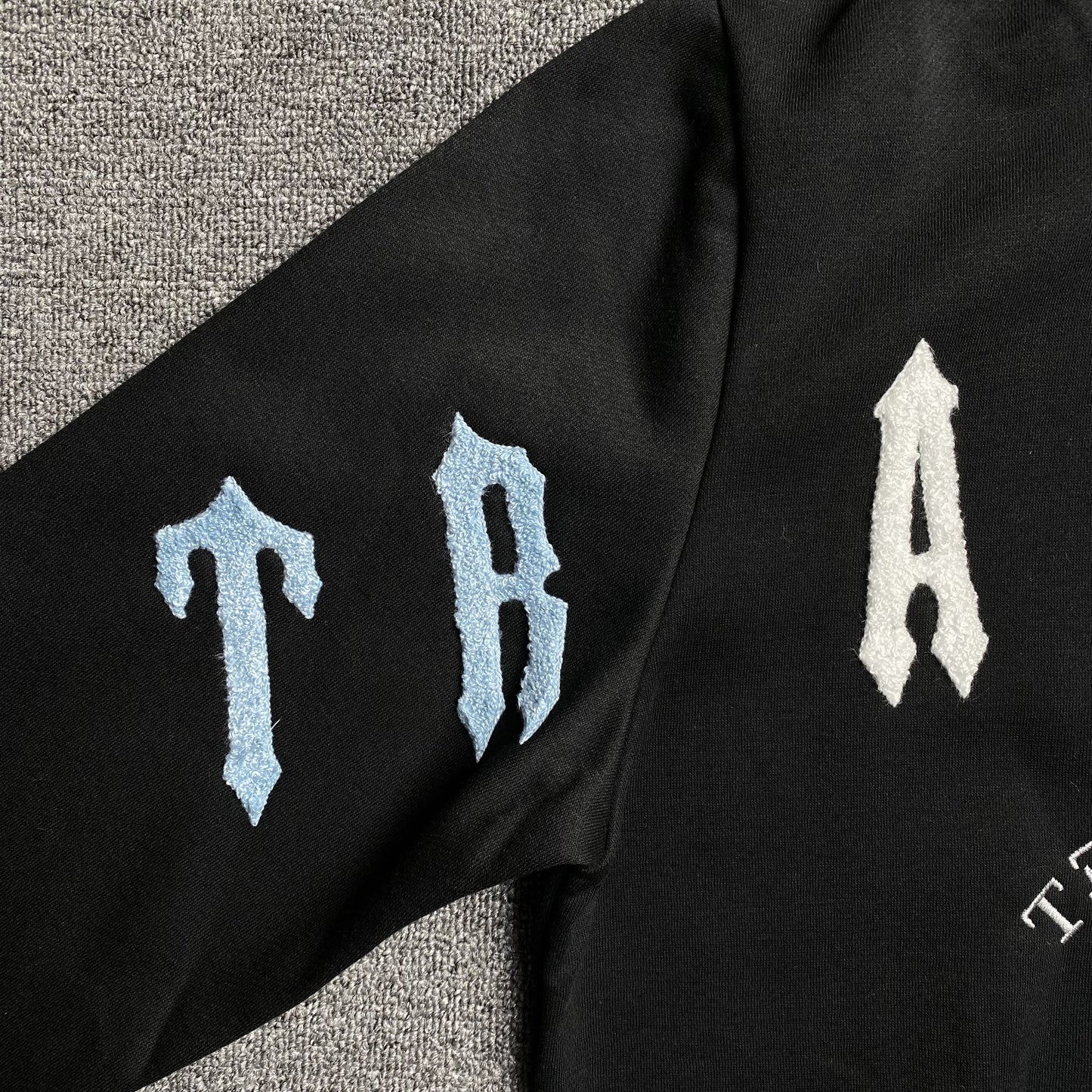 trapstar-irongate-arch-chenille-2_0-tracksuit-black-4_270b1ce9-Drip Store Argentina