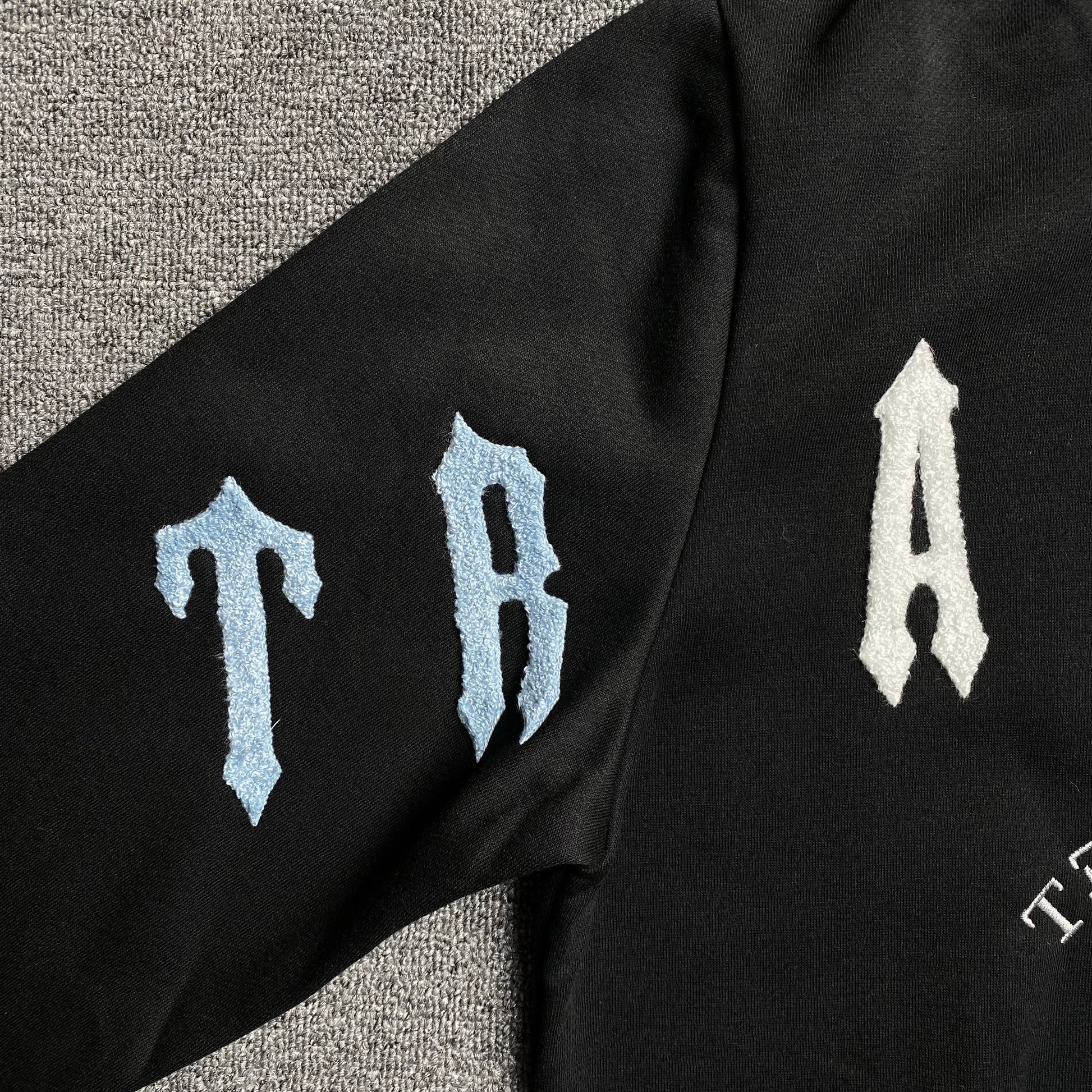 trapstar-irongate-arch-chenille-2_0-tracksuit-black-4_270b1ce9-Drip Store Argentina