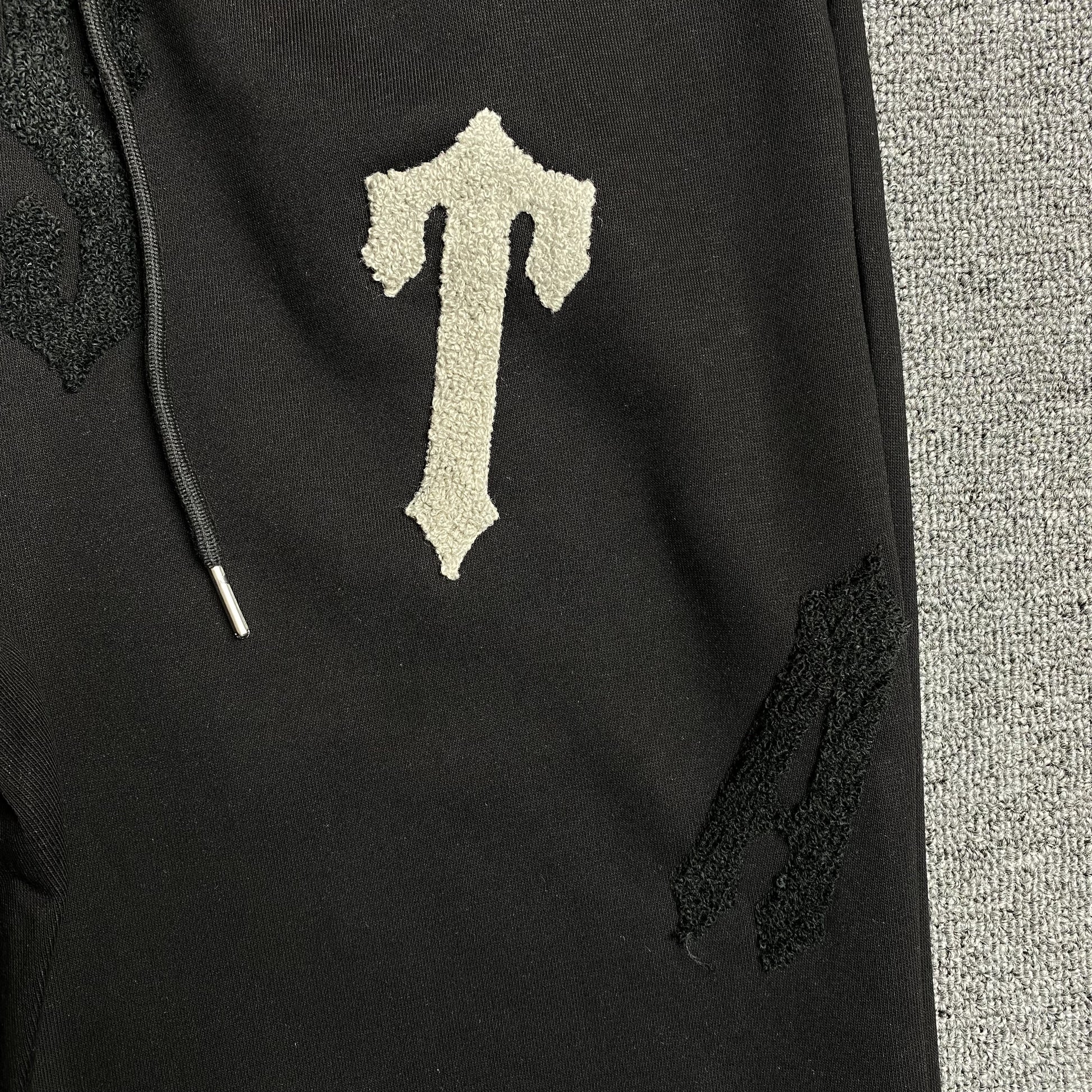 trapstar-irongate-arch-chenille-2_0-tracksuit-black-4_50a37ad0-Drip Store Argentina